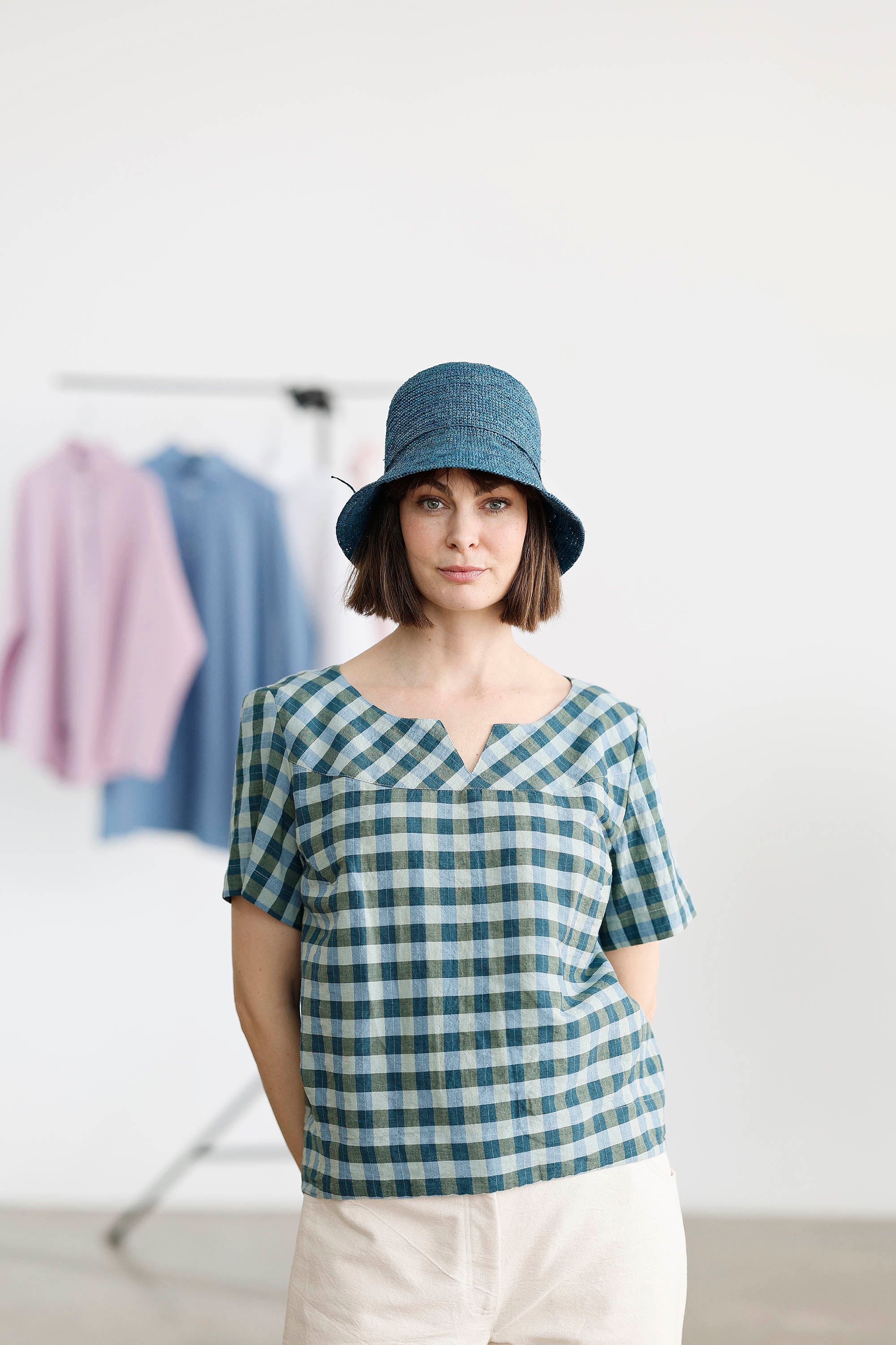 Ternet bomuld/hør bluse i blå/grønne farver