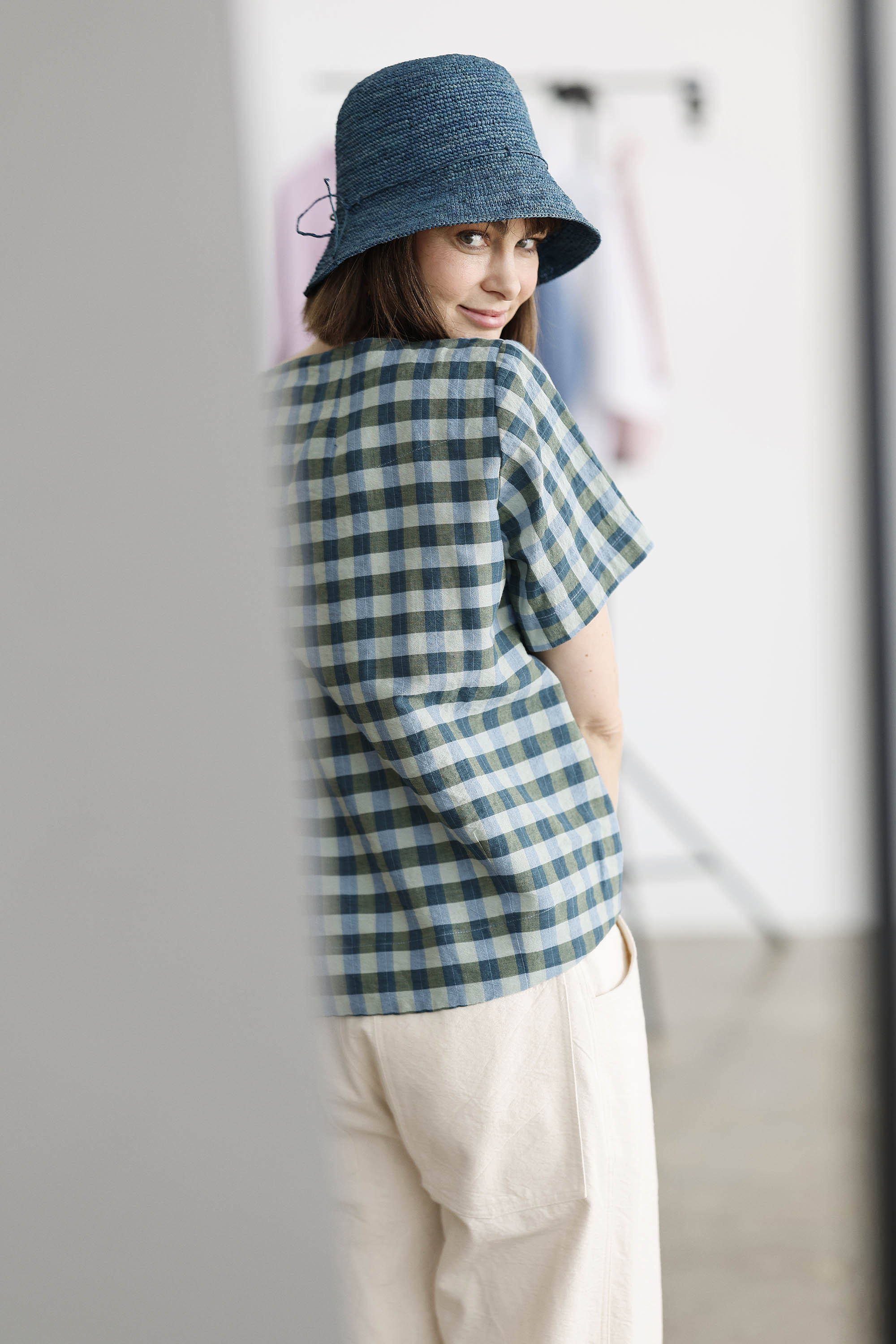 Ternet bomuld/hør bluse i blå/grønne farver