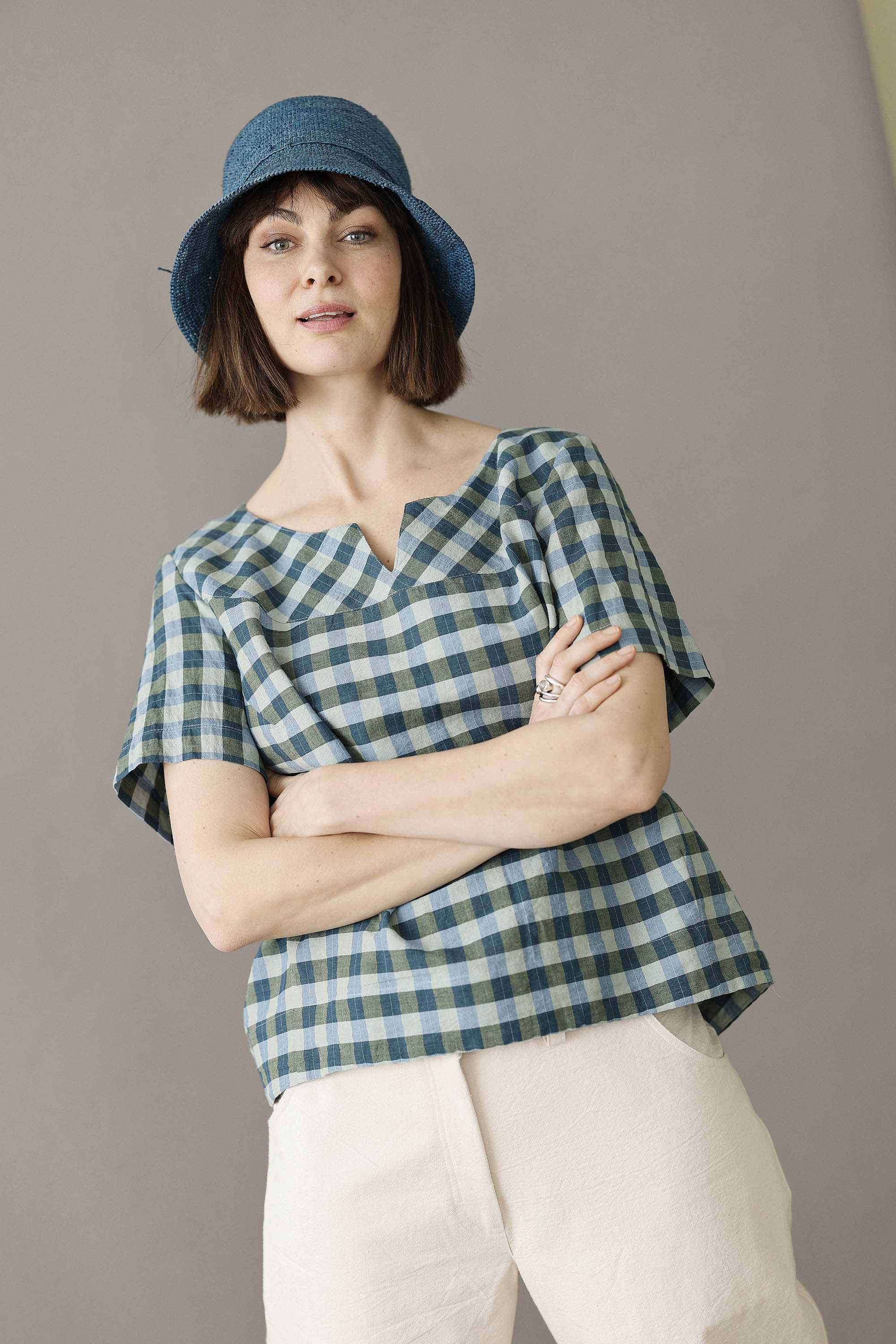 Ternet bomuld/hør bluse i blå/grønne farver