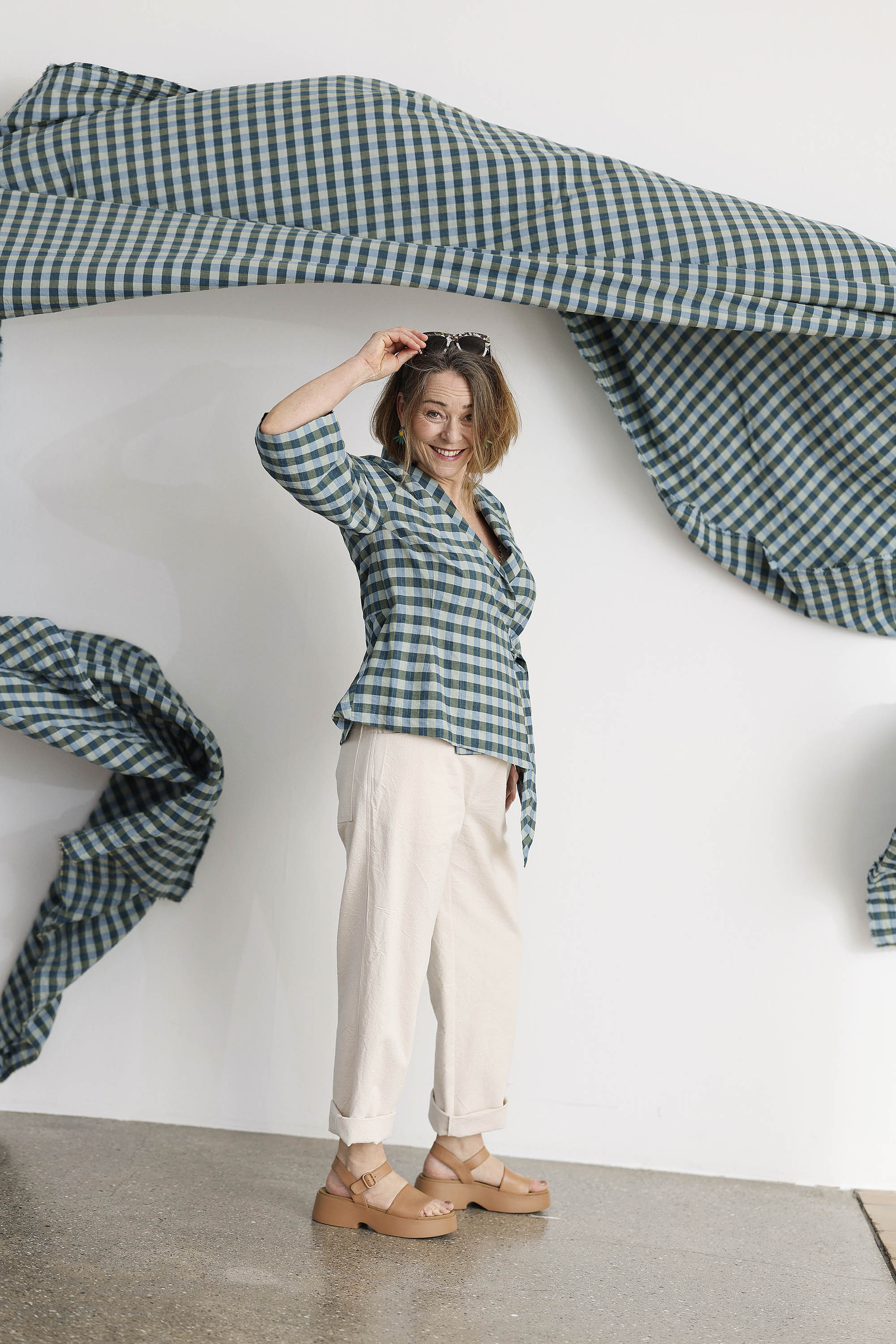 Slå-om bomuld/hør bluse i blå/grønne farver