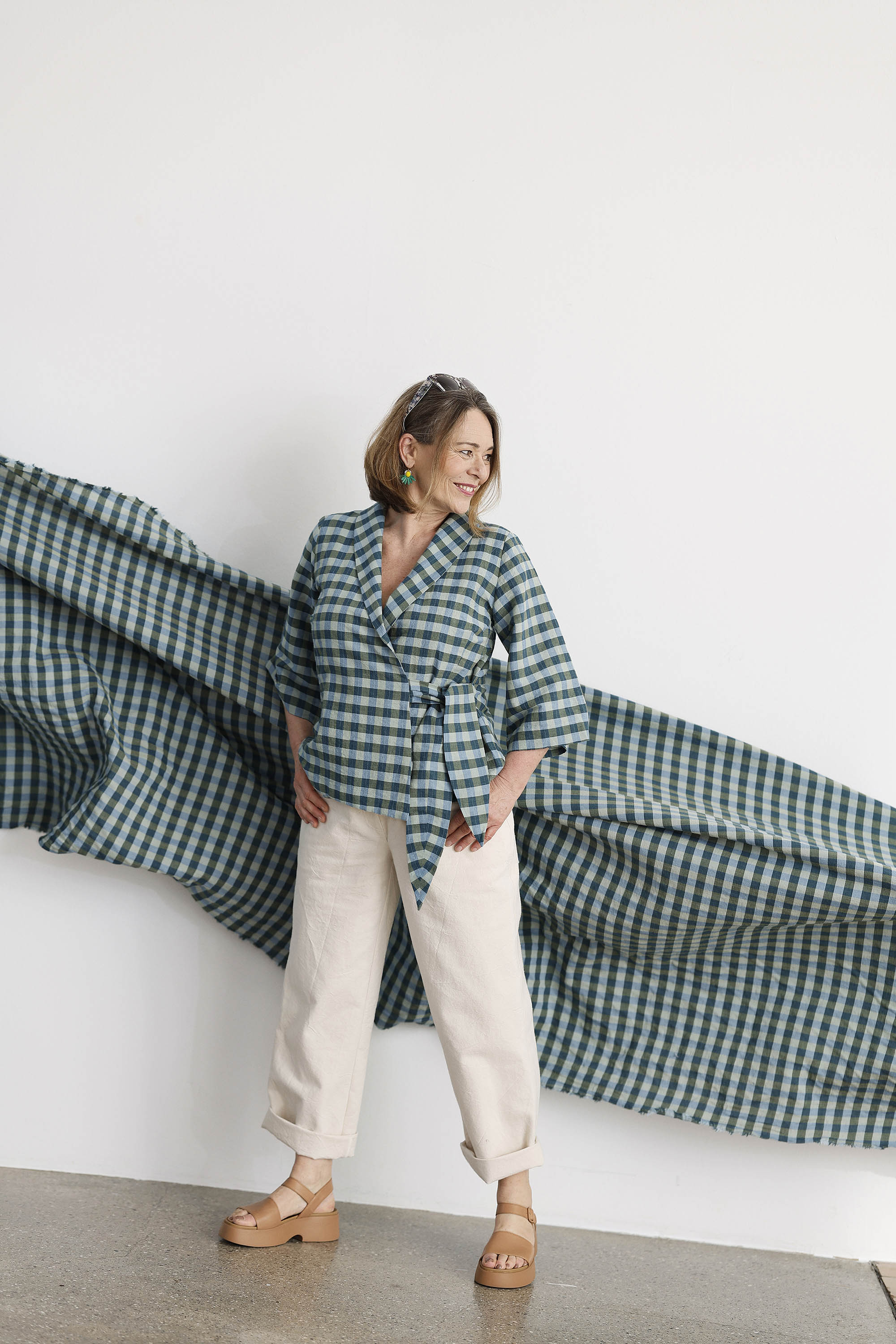 Slå-om bomuld/hør bluse i blå/grønne farver