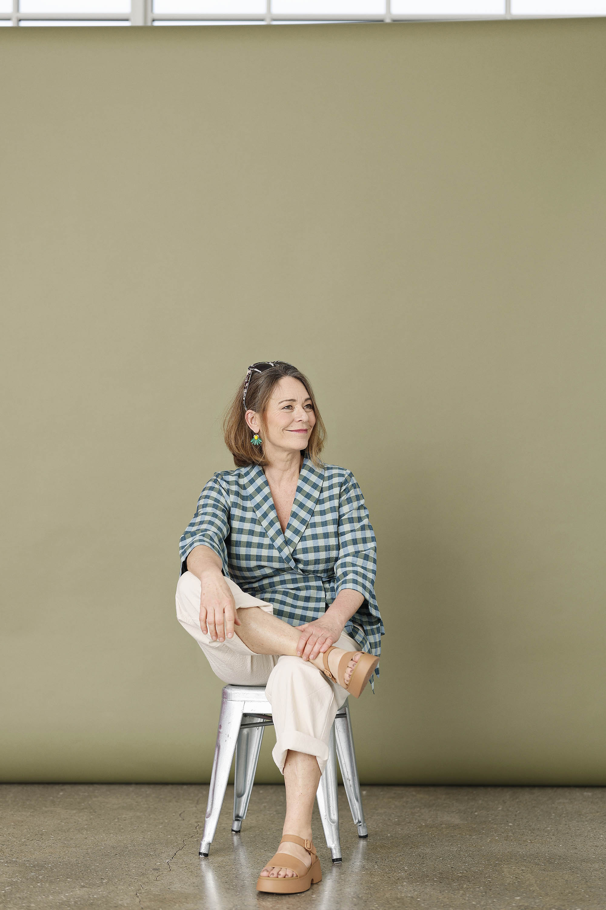 Slå-om bomuld/hør bluse i blå/grønne farver