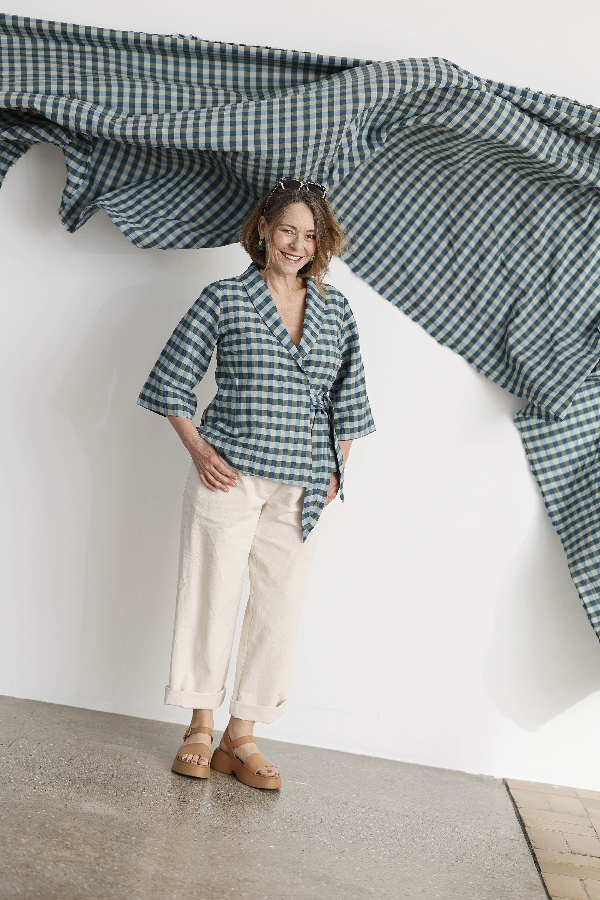 Slå-om bomuld/hør bluse i blå/grønne farver