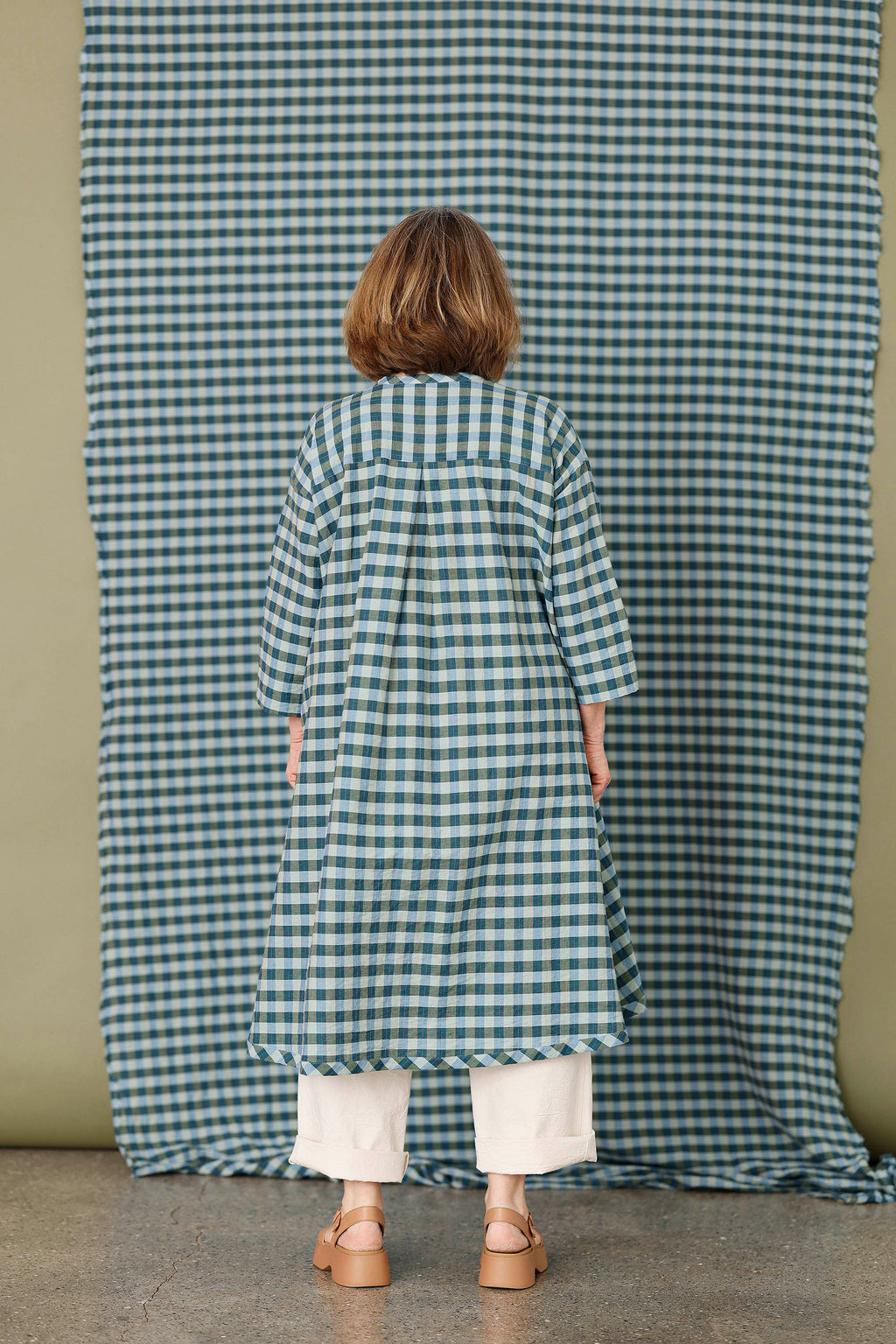 Løs ternet kjole i blå/grønne nuancer