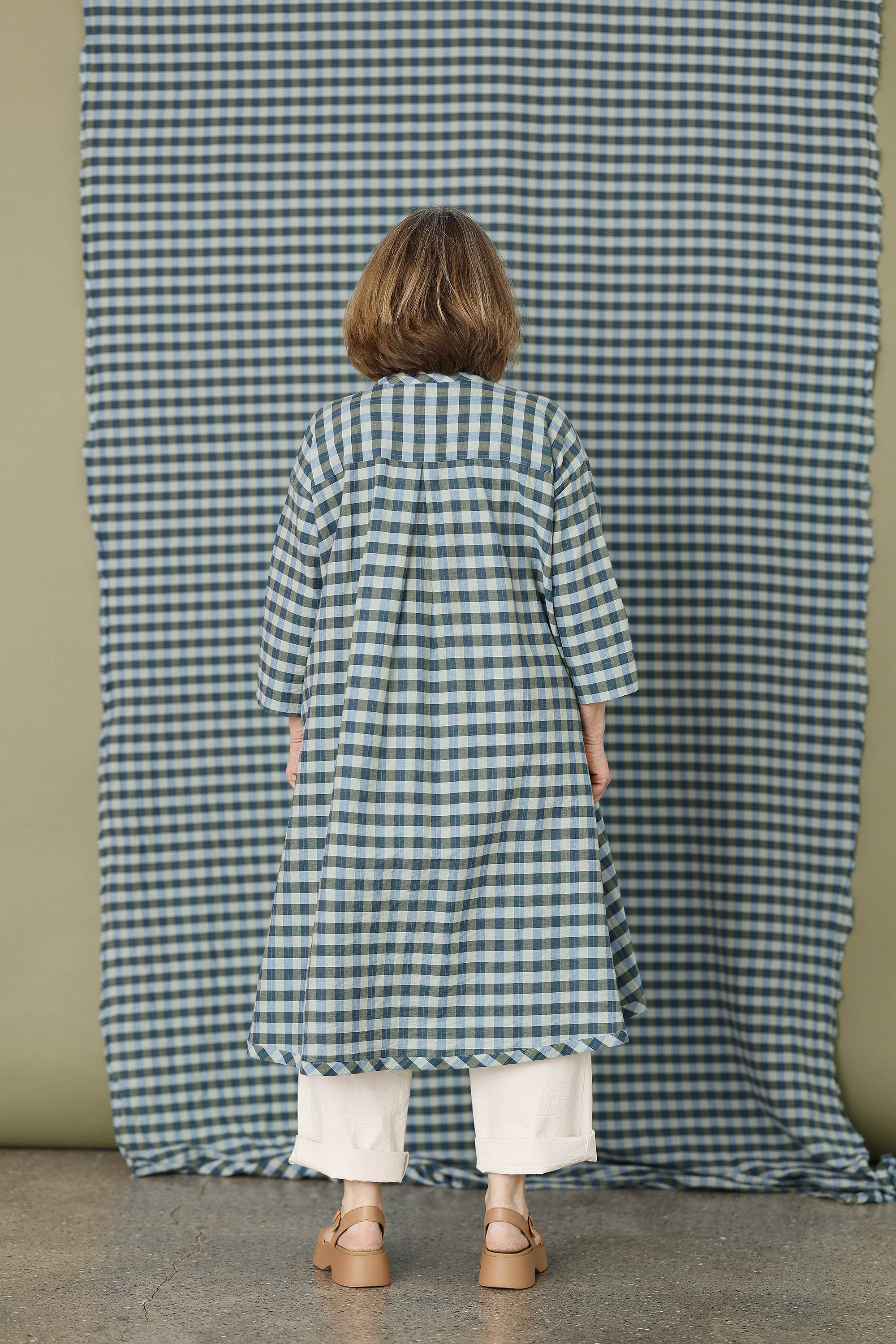 Løs ternet kjole i blå/grønne nuancer