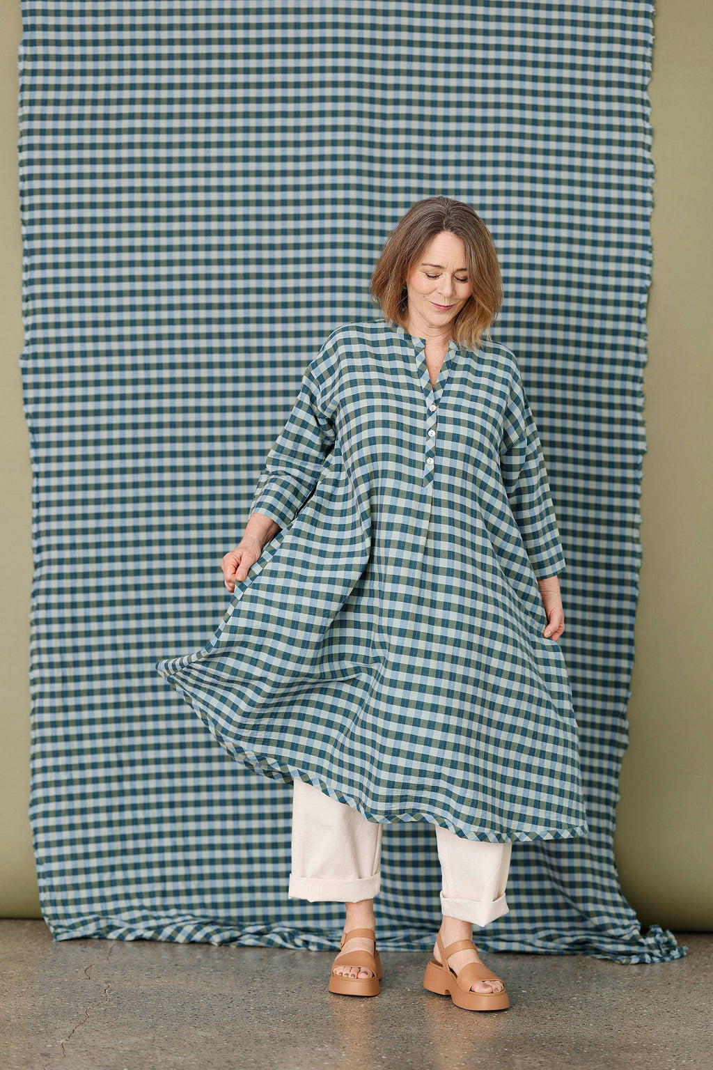 Løs ternet kjole i blå/grønne nuancer