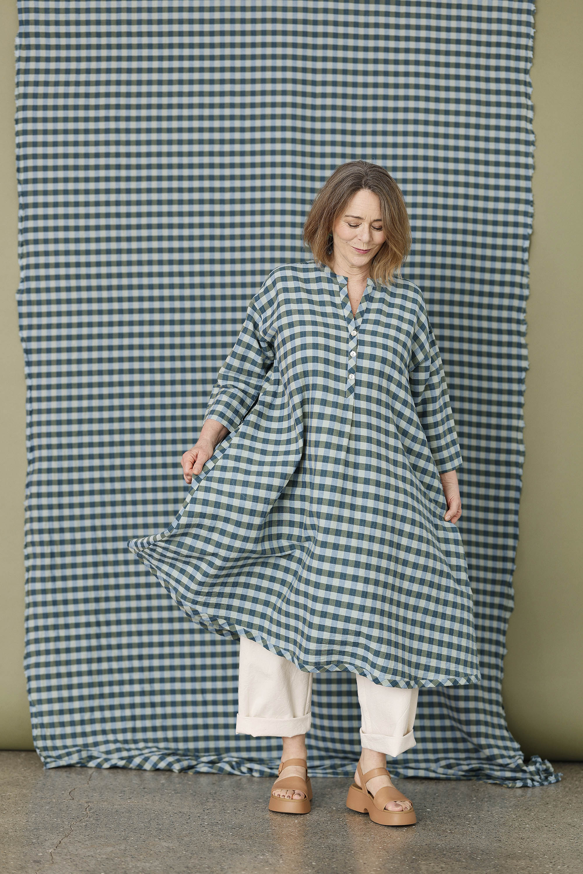 Løs ternet kjole i blå/grønne nuancer