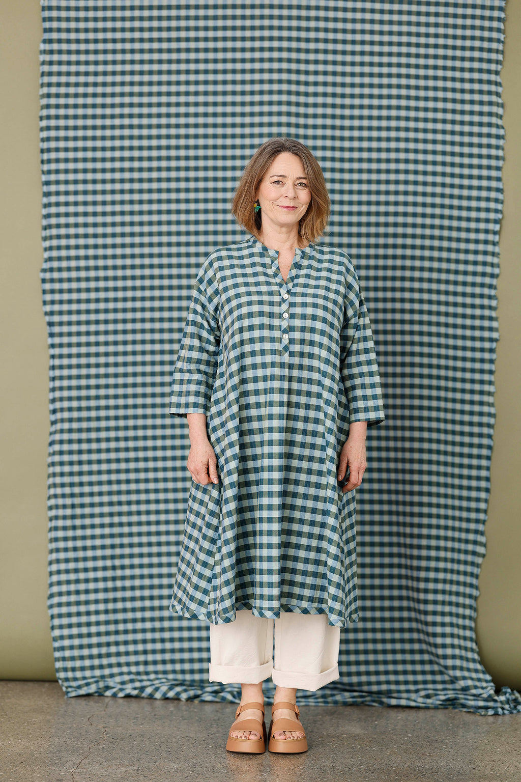 Løs ternet kjole i blå/grønne nuancer