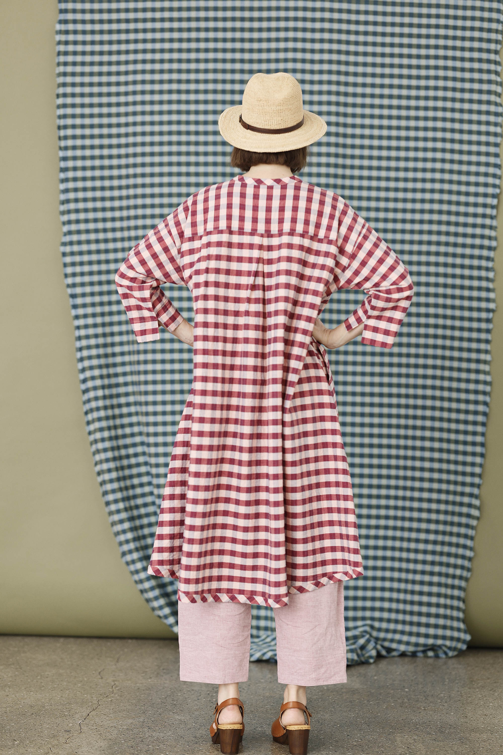 Løs ternet kjole i røde/lyserøde nuancer