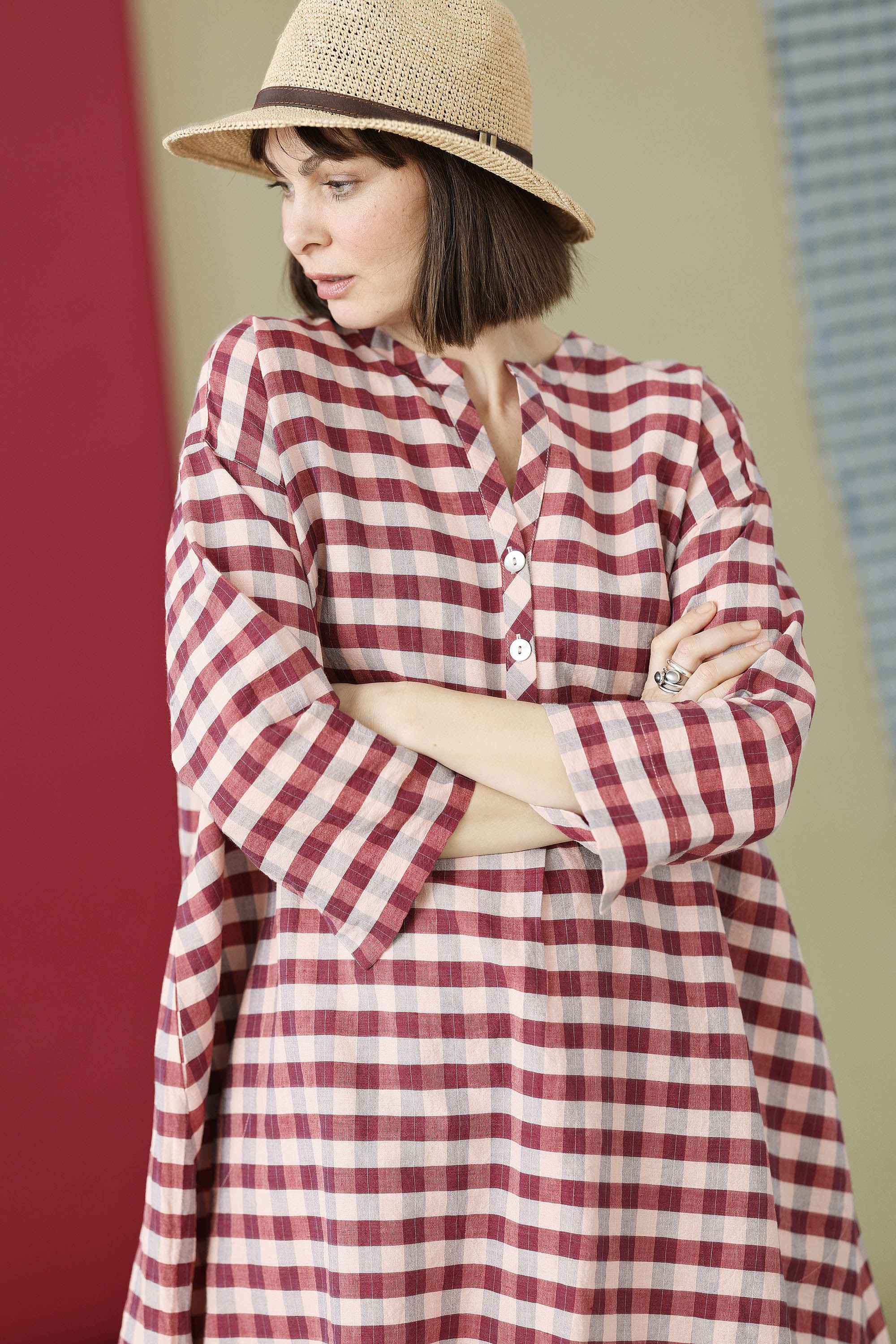 Løs ternet kjole i røde/lyserøde nuancer