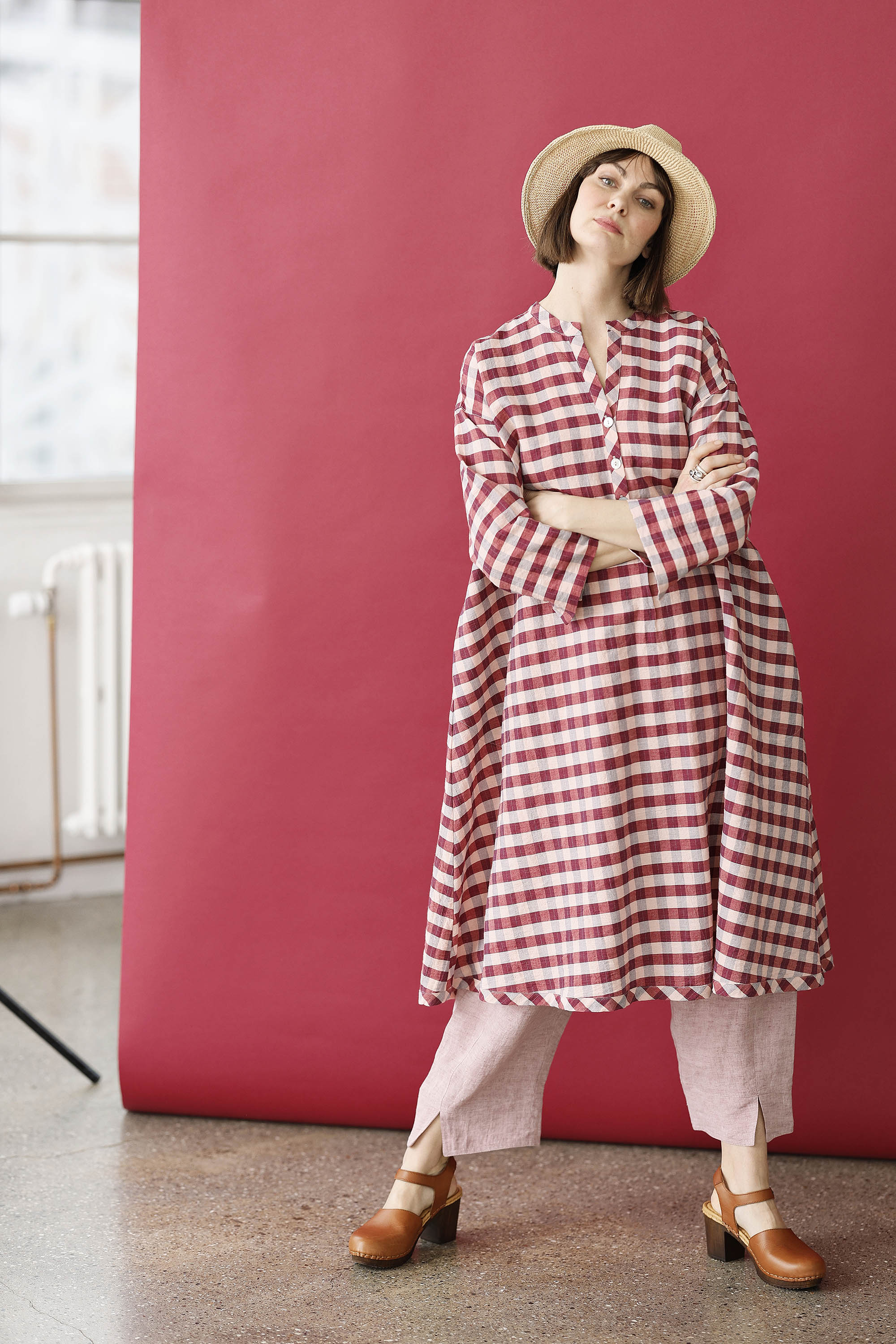 Løs ternet kjole i røde/lyserøde nuancer