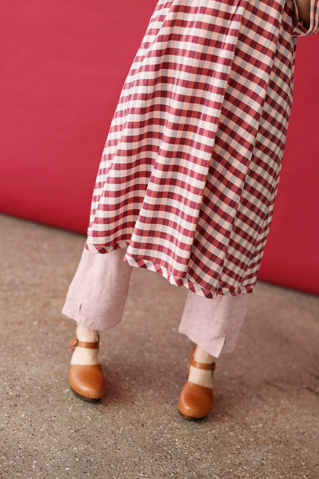 Løs ternet kjole i røde/lyserøde nuancer