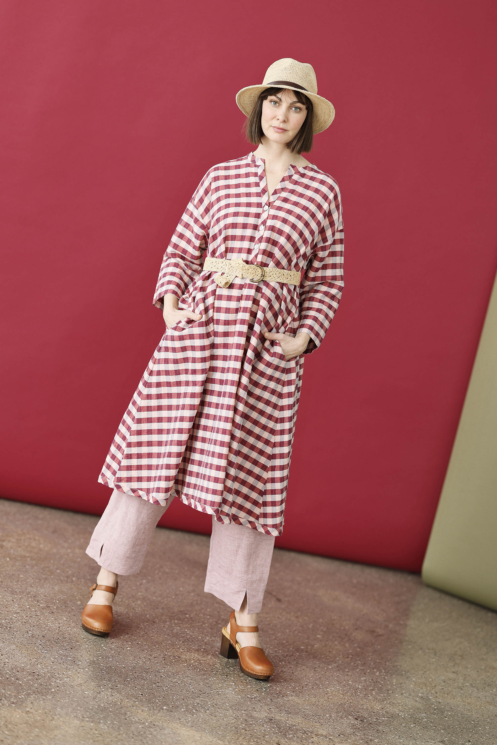 Løs ternet kjole i røde/lyserøde nuancer