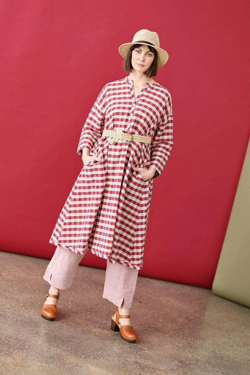 Loose checked dress in red/pink shades.