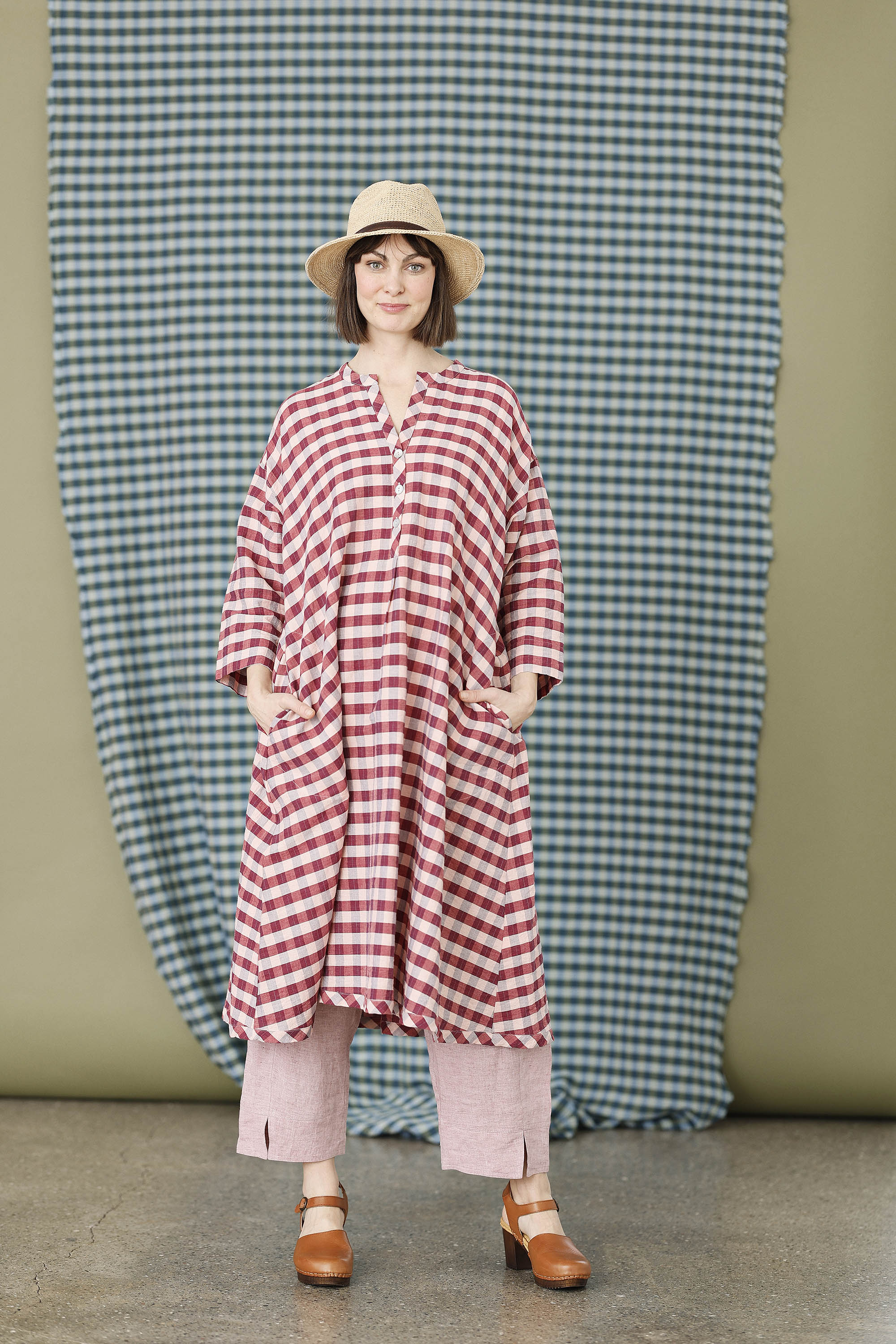 Løs ternet kjole i røde/lyserøde nuancer