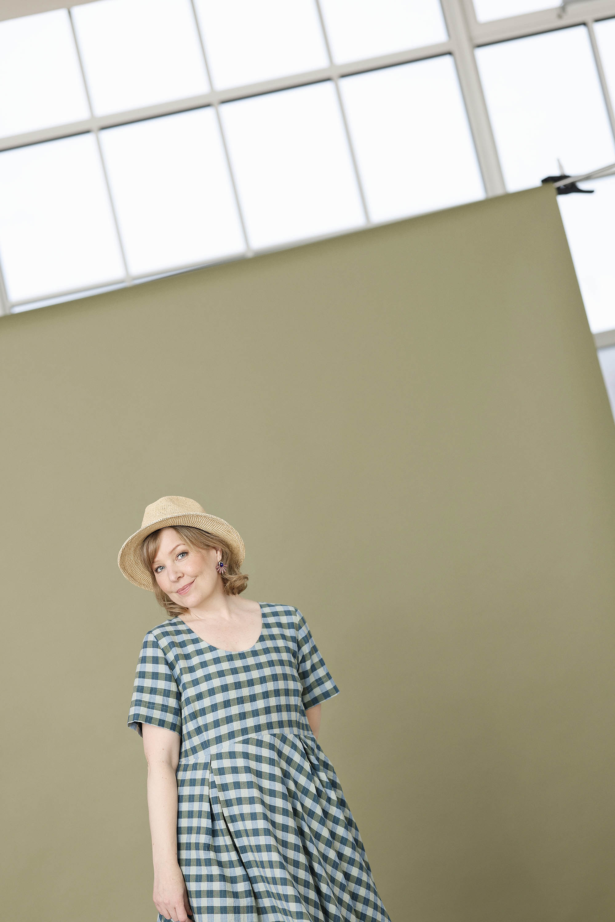 Smuk ternet kjole i blå/grønne nuancer