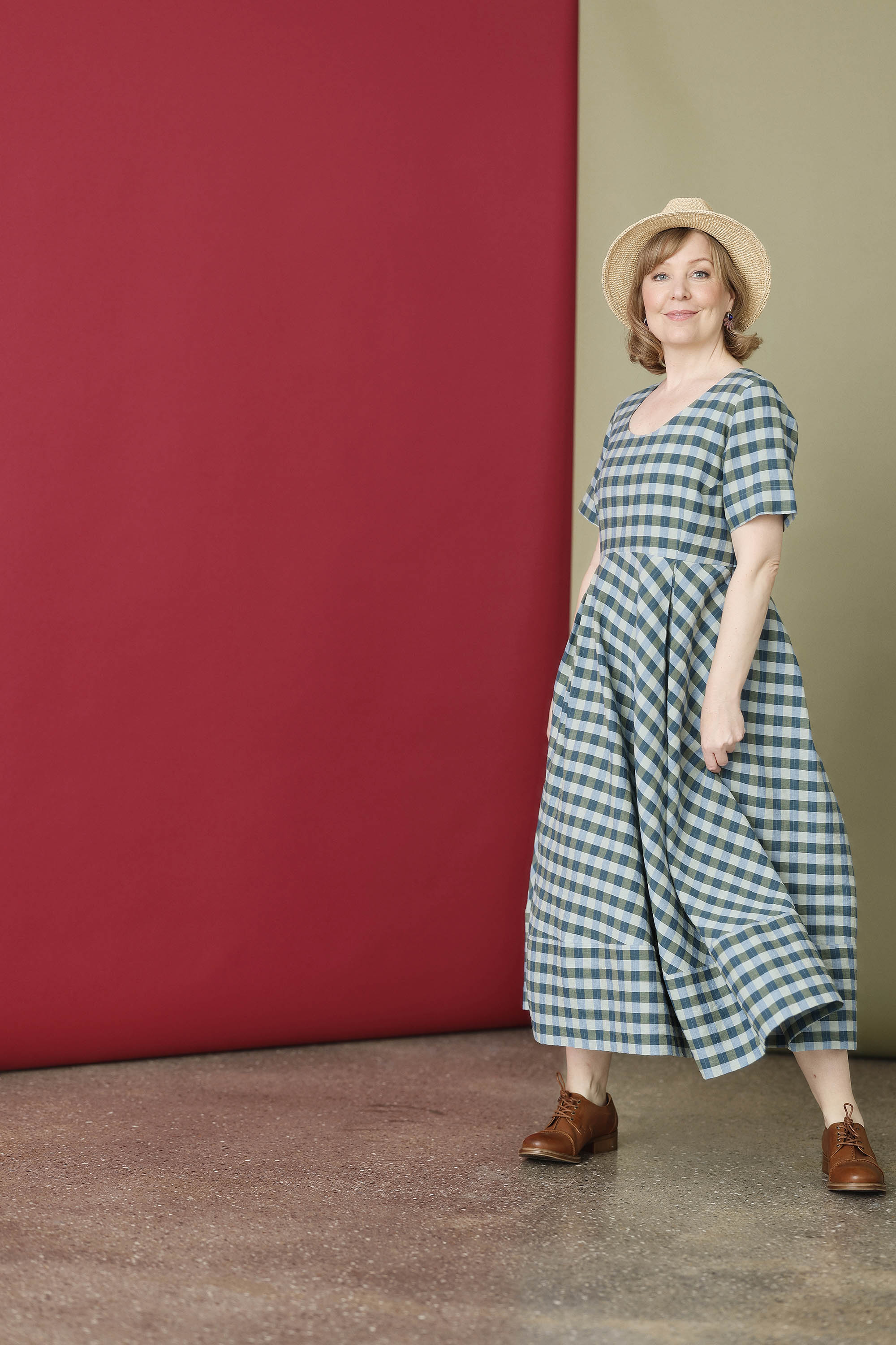 Smuk ternet kjole i blå/grønne nuancer