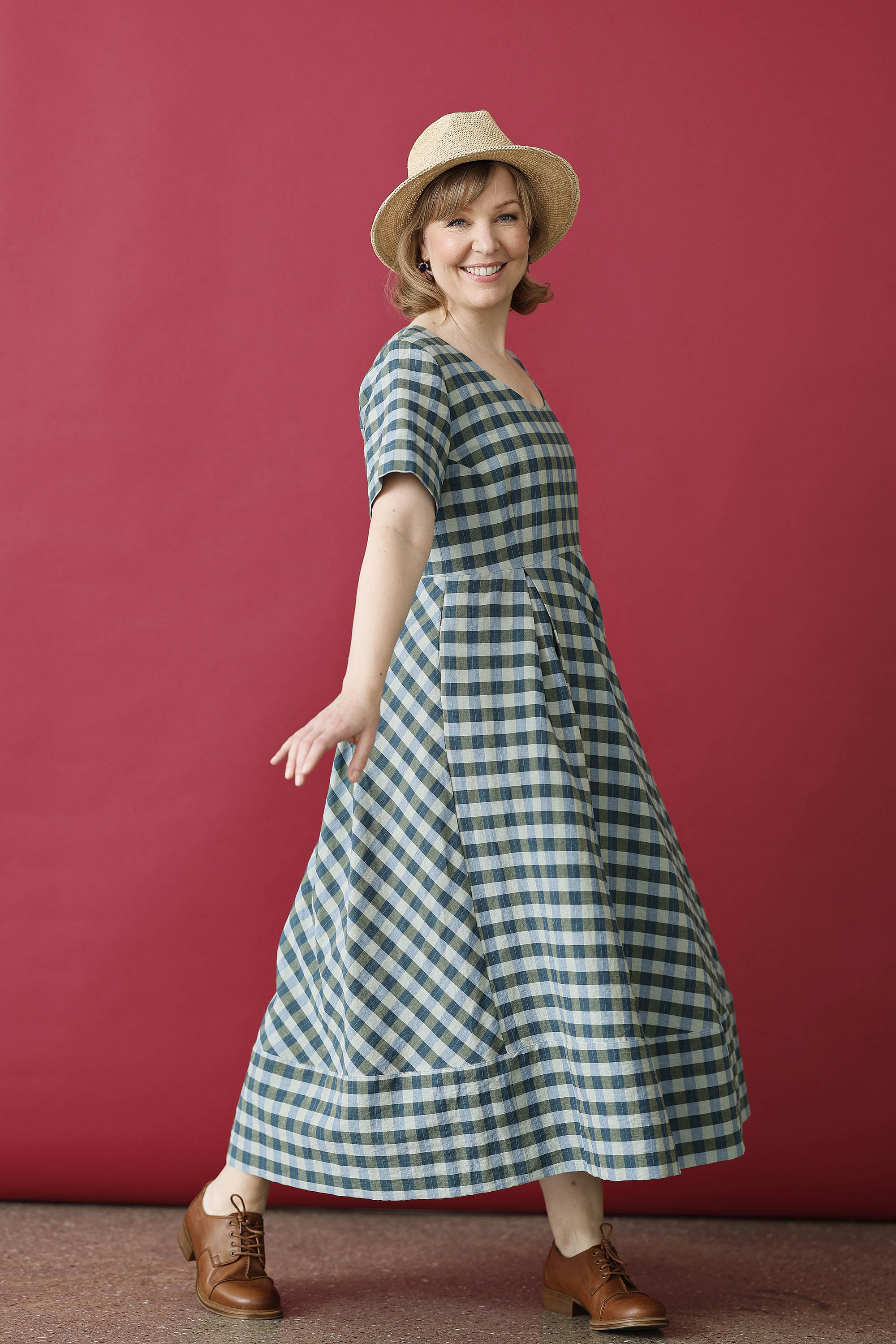 Smuk ternet kjole i blå/grønne nuancer