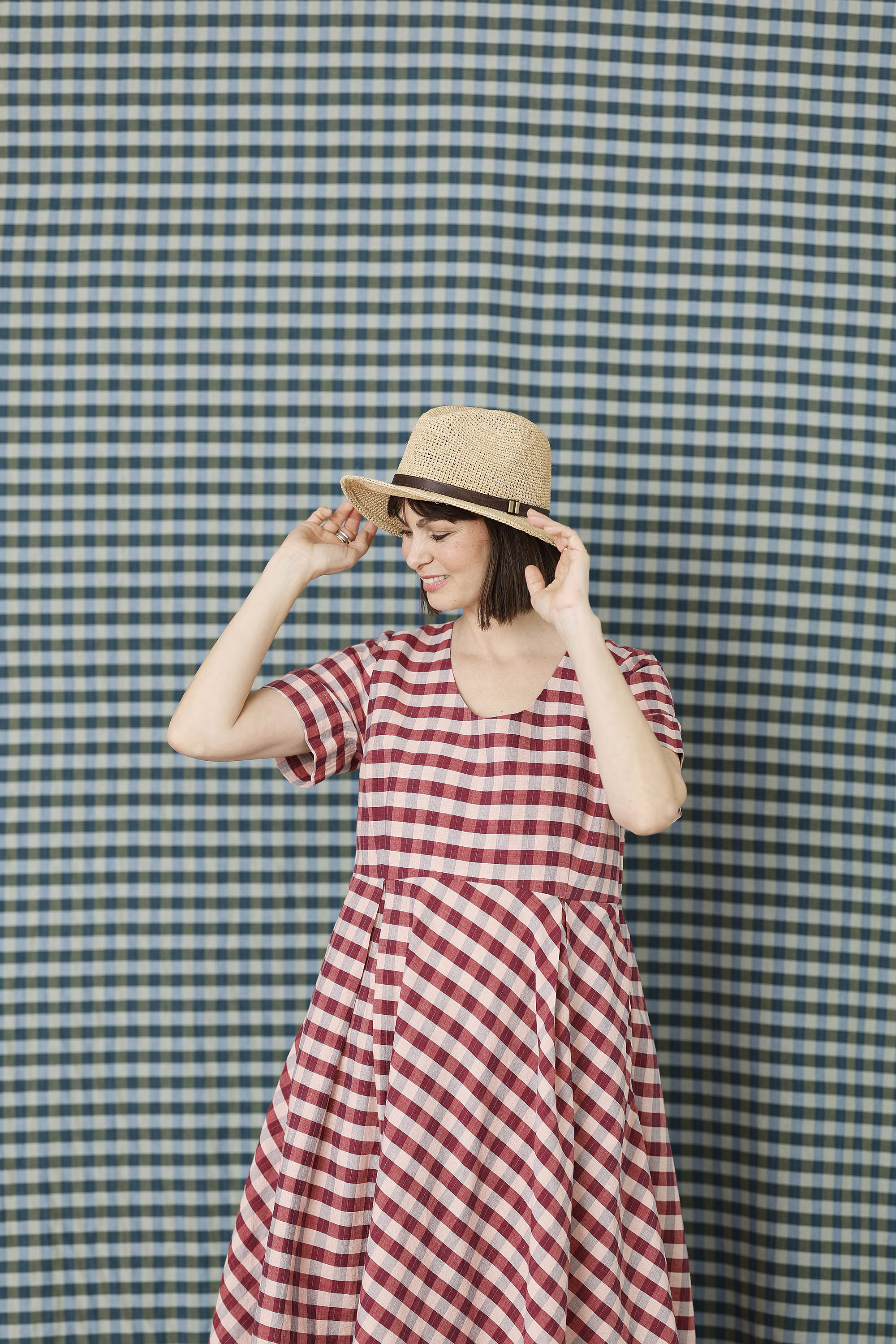 Smuk ternet kjole i røde/lyserøde nuancer