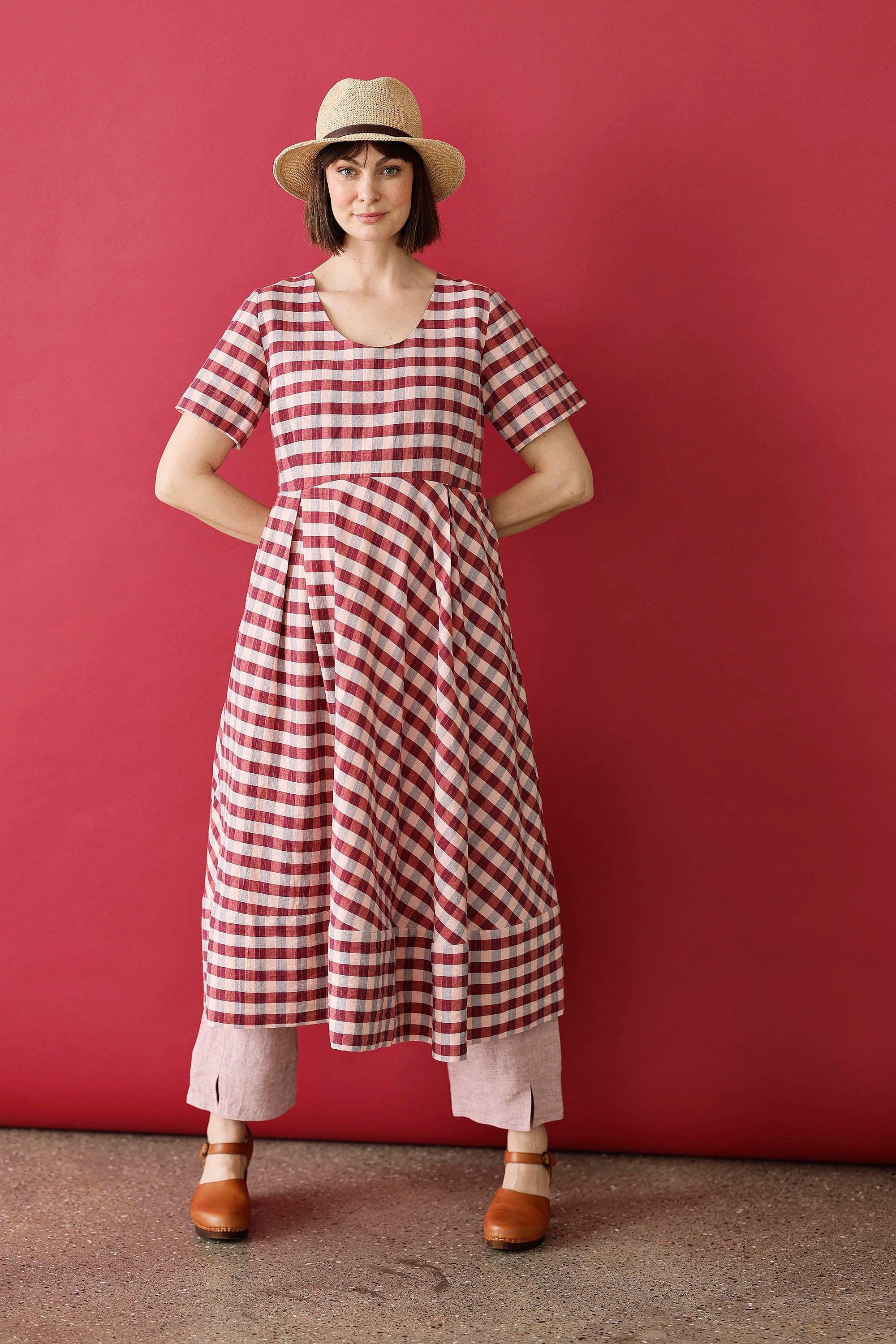 Smuk ternet kjole i røde/lyserøde nuancer