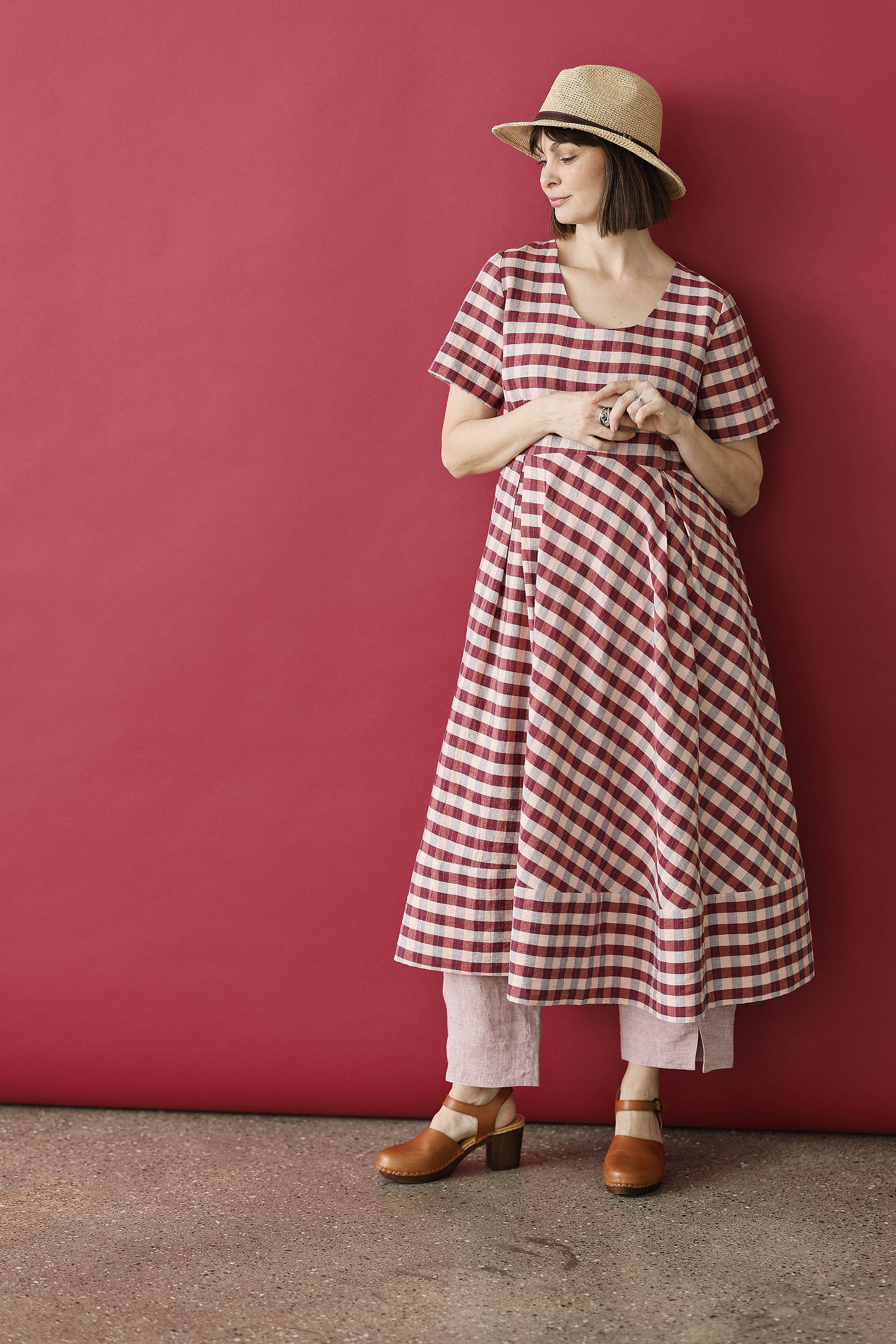 Smuk ternet kjole i røde/lyserøde nuancer