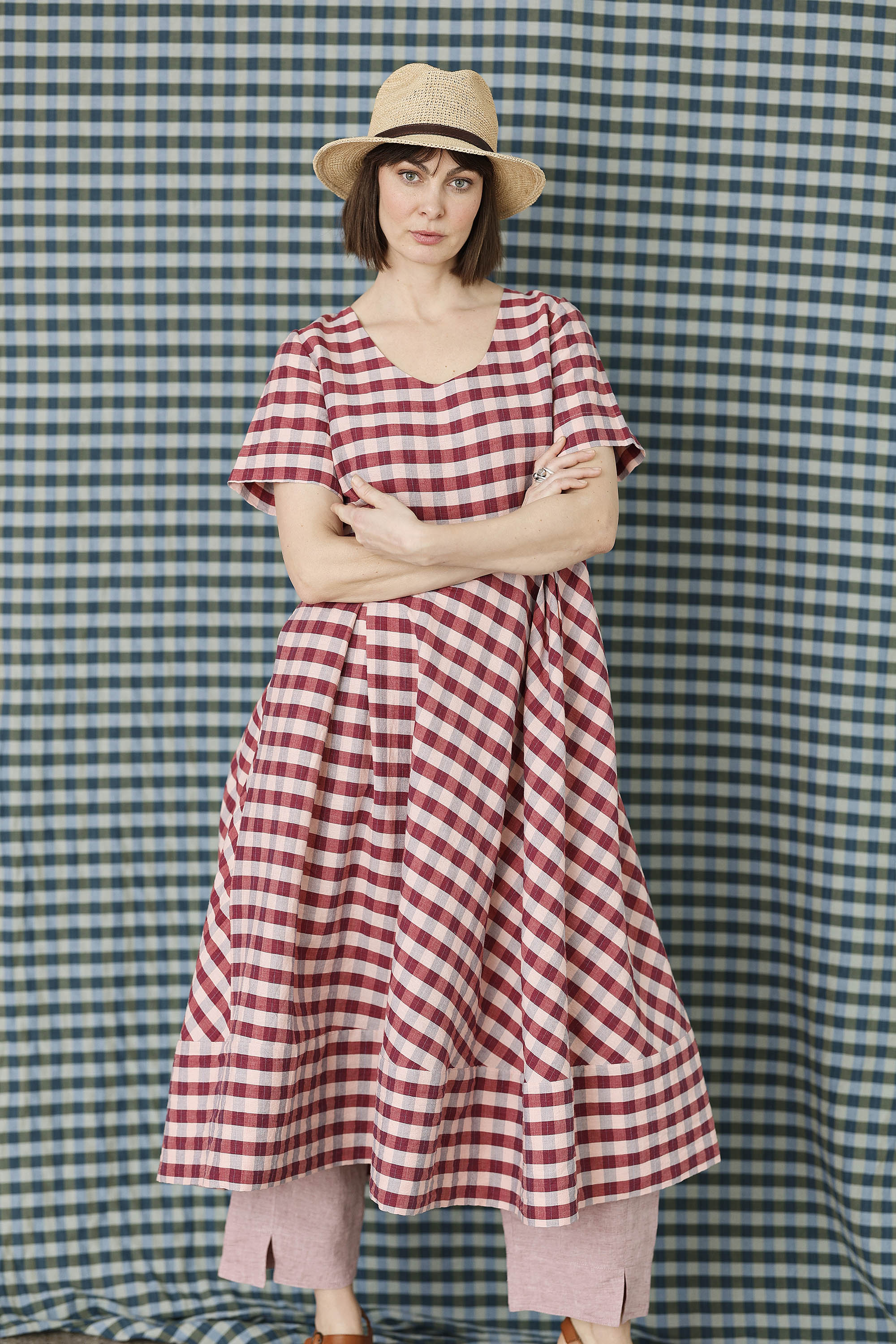 Smuk ternet kjole i røde/lyserøde nuancer