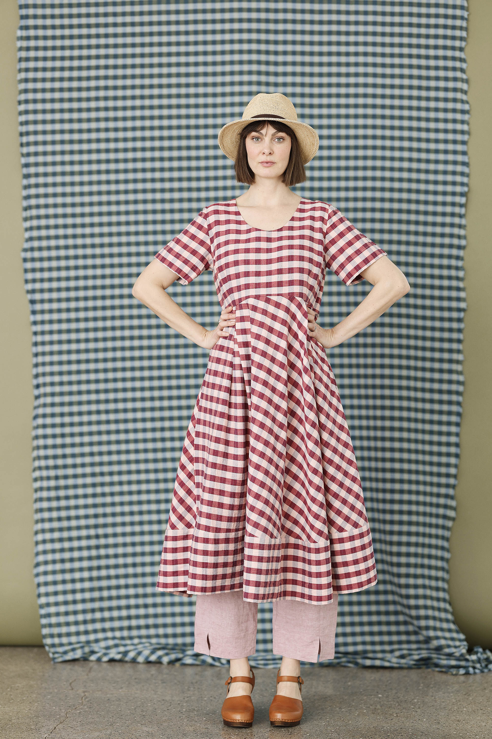 Smuk ternet kjole i røde/lyserøde nuancer