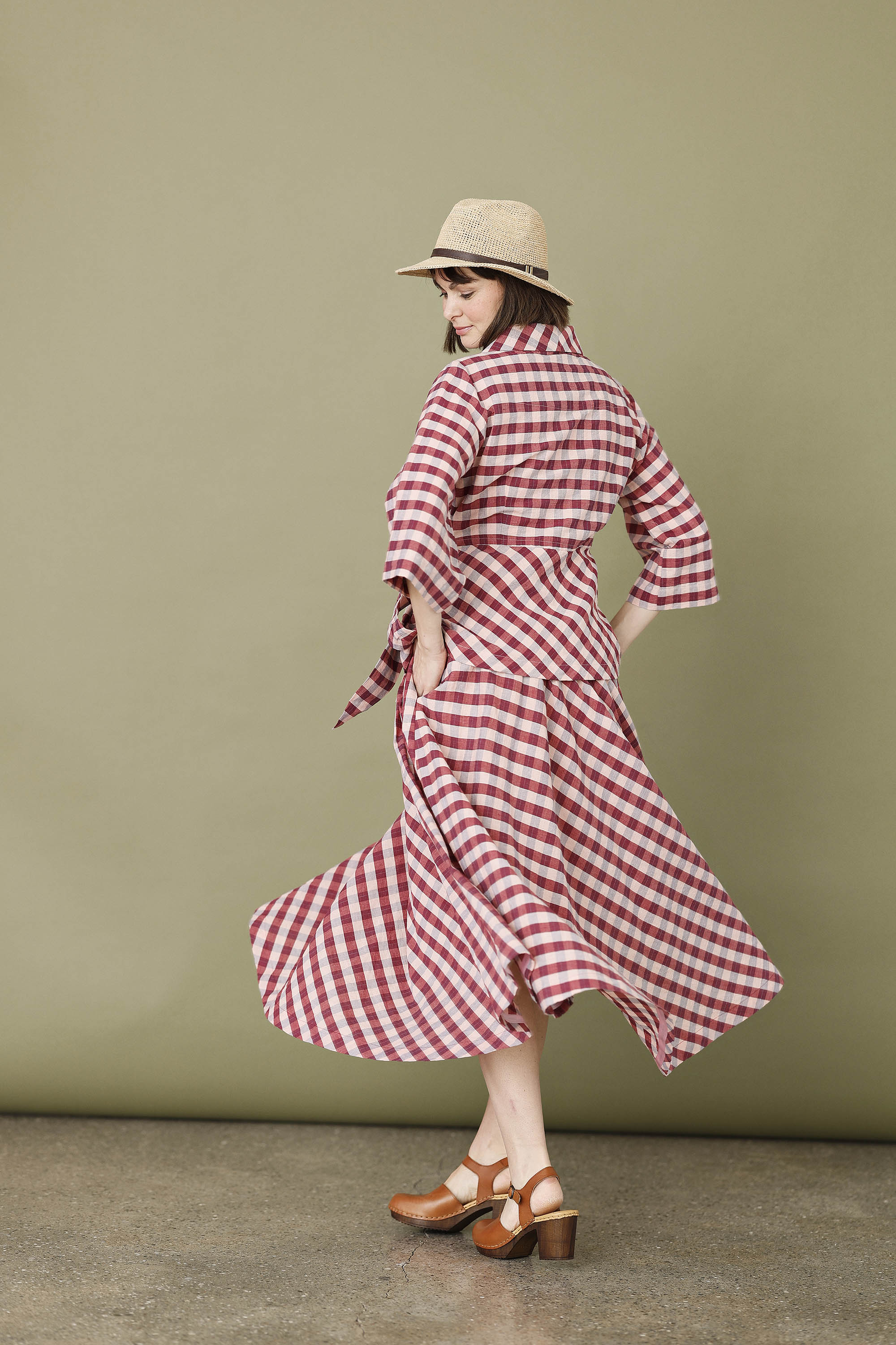 Slå-om bomuld/hør bluse i røde/lyserøde farver