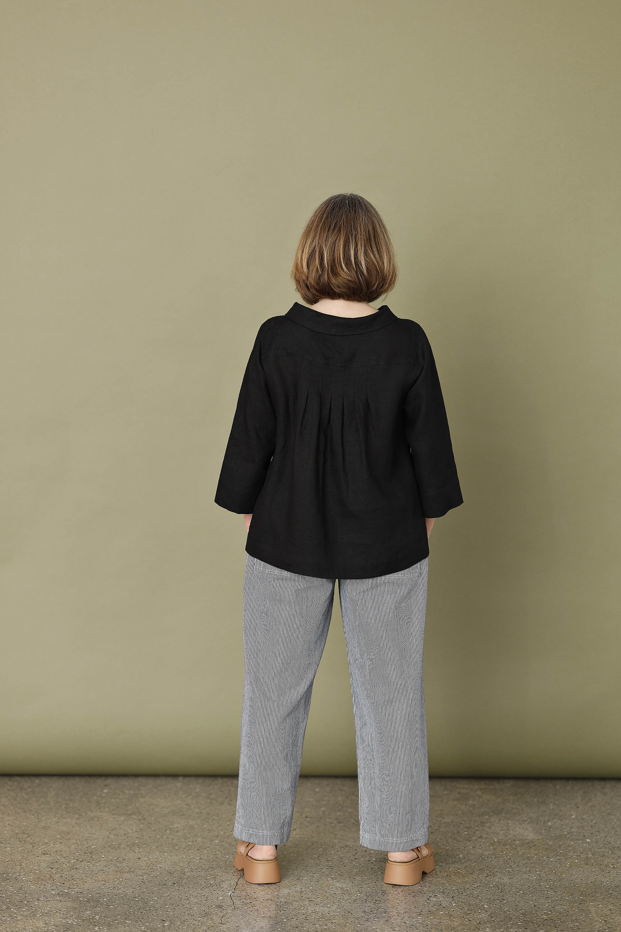 Sort hørbluse med knapper og 3/4 ærme