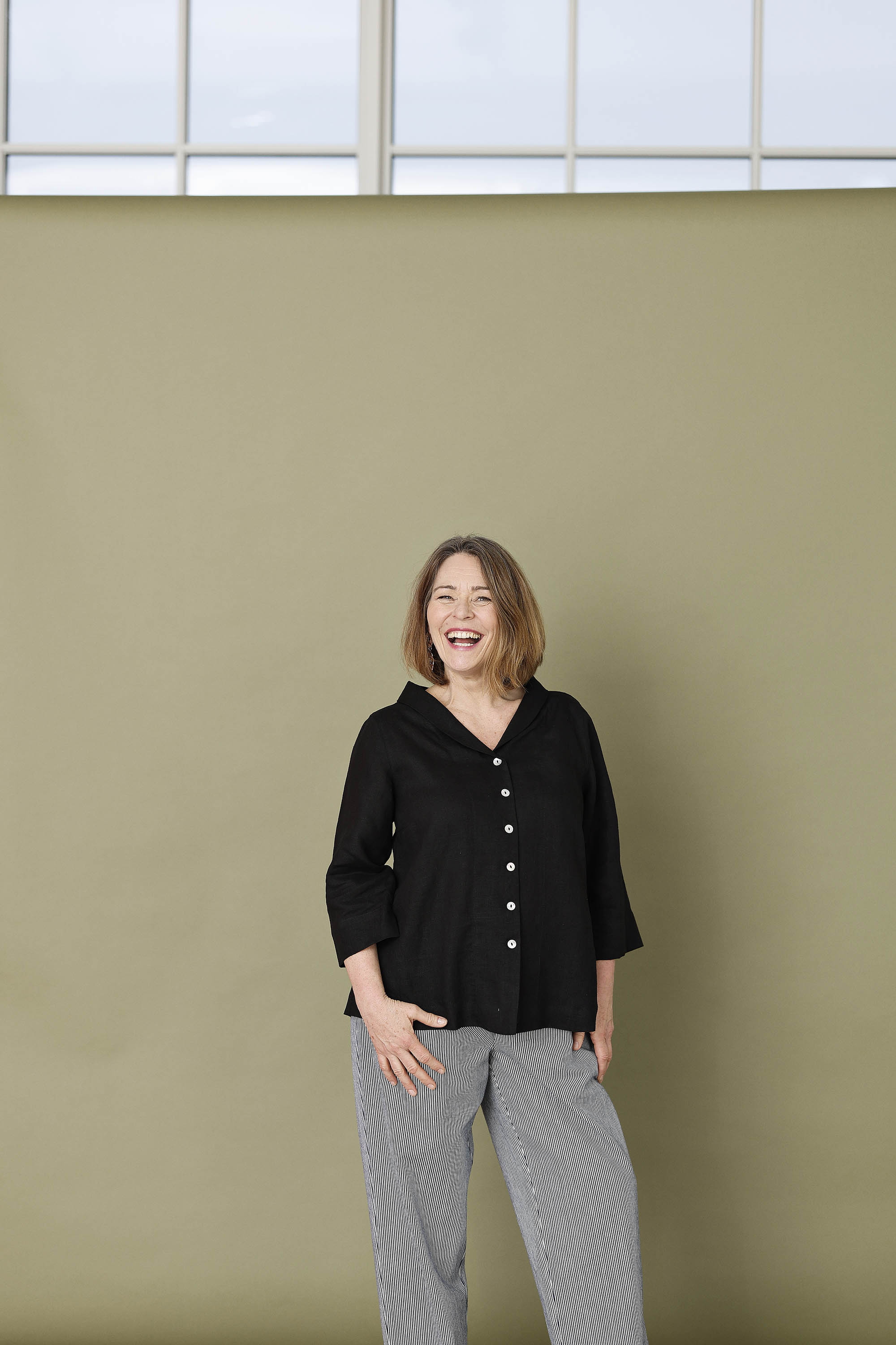 Sort hørbluse med knapper og 3/4 ærme