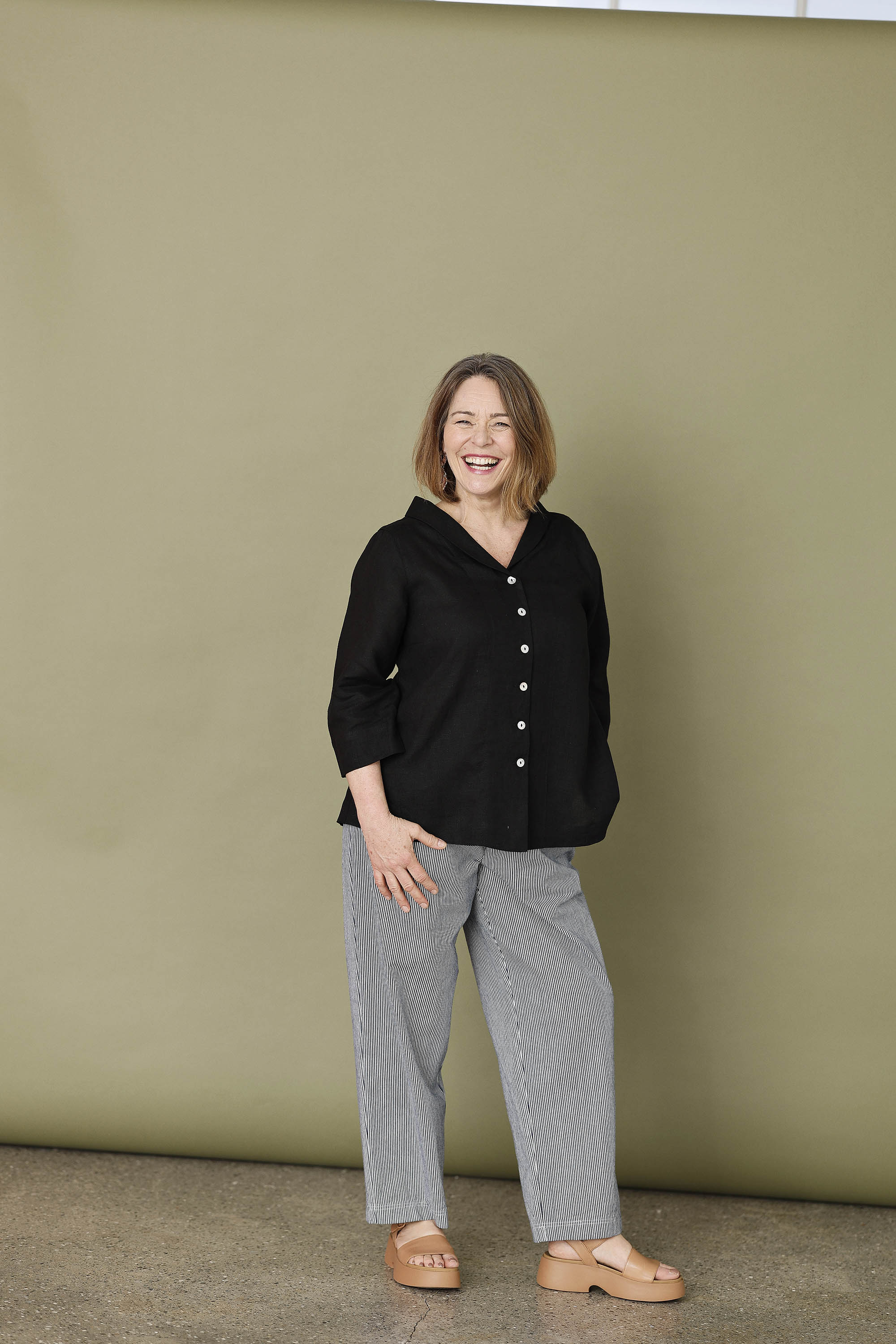 Sort hørbluse med knapper og 3/4 ærme