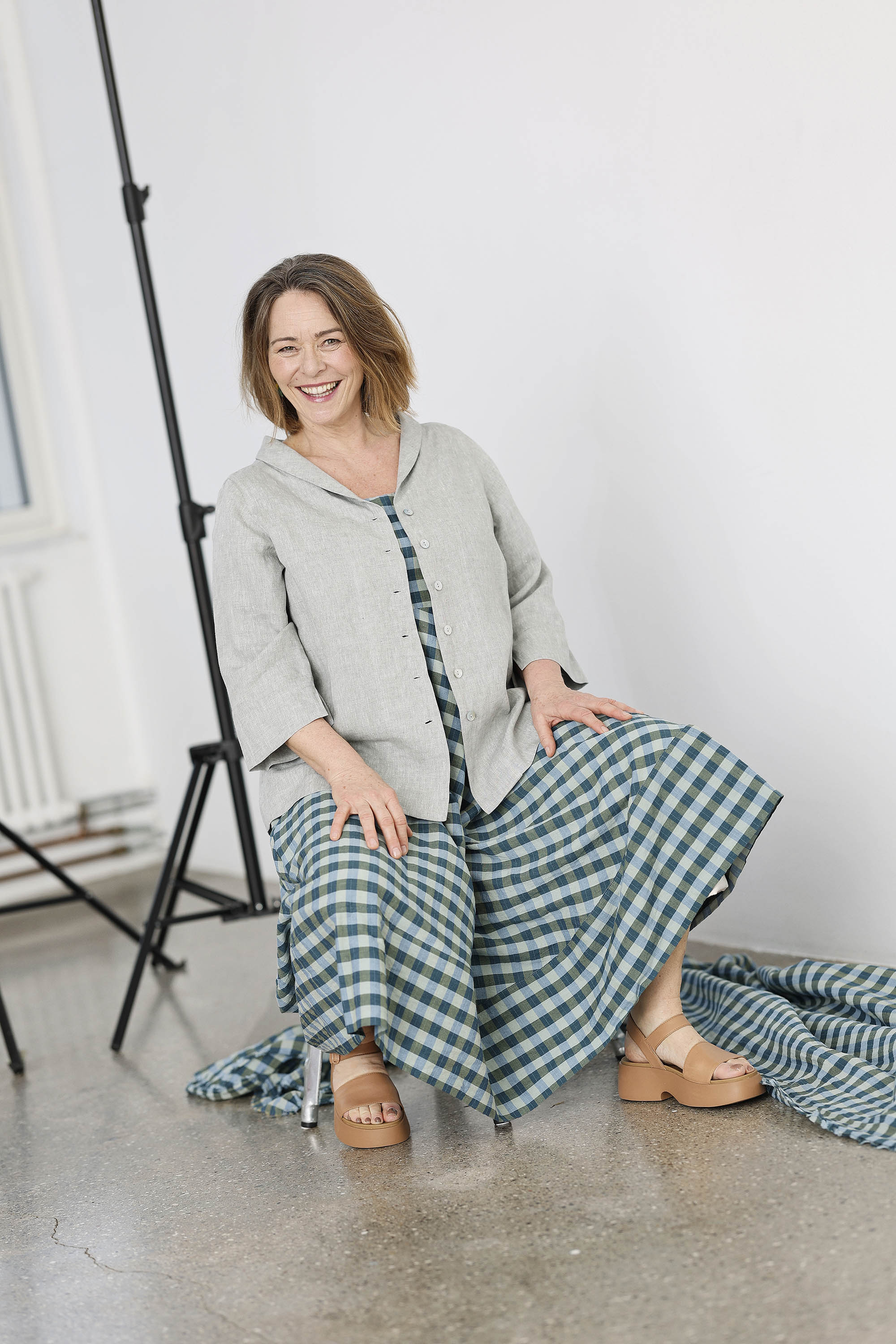 Lyseblå hørbluse med knapper og 3/4 ærme