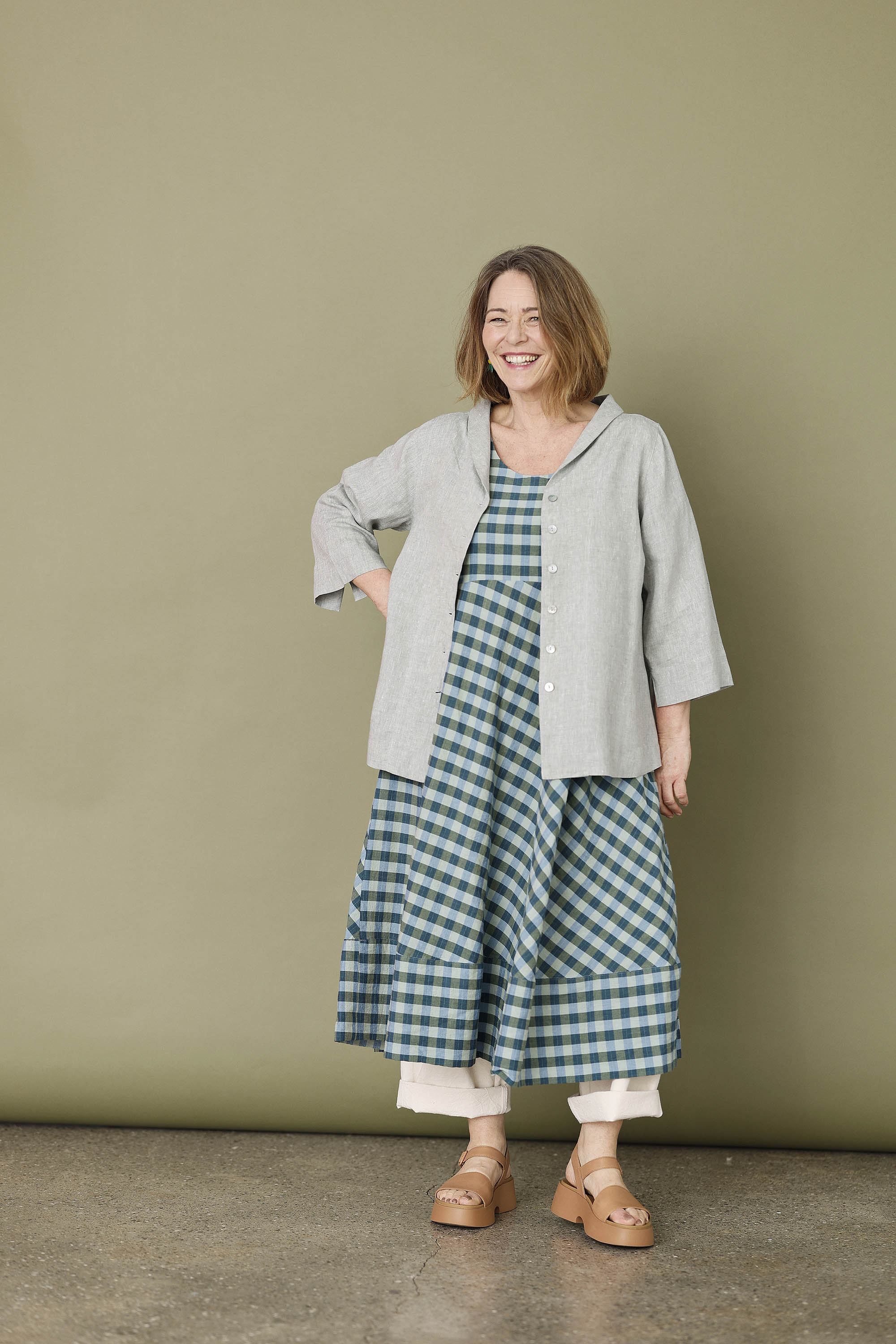 Lyseblå hørbluse med knapper og 3/4 ærme