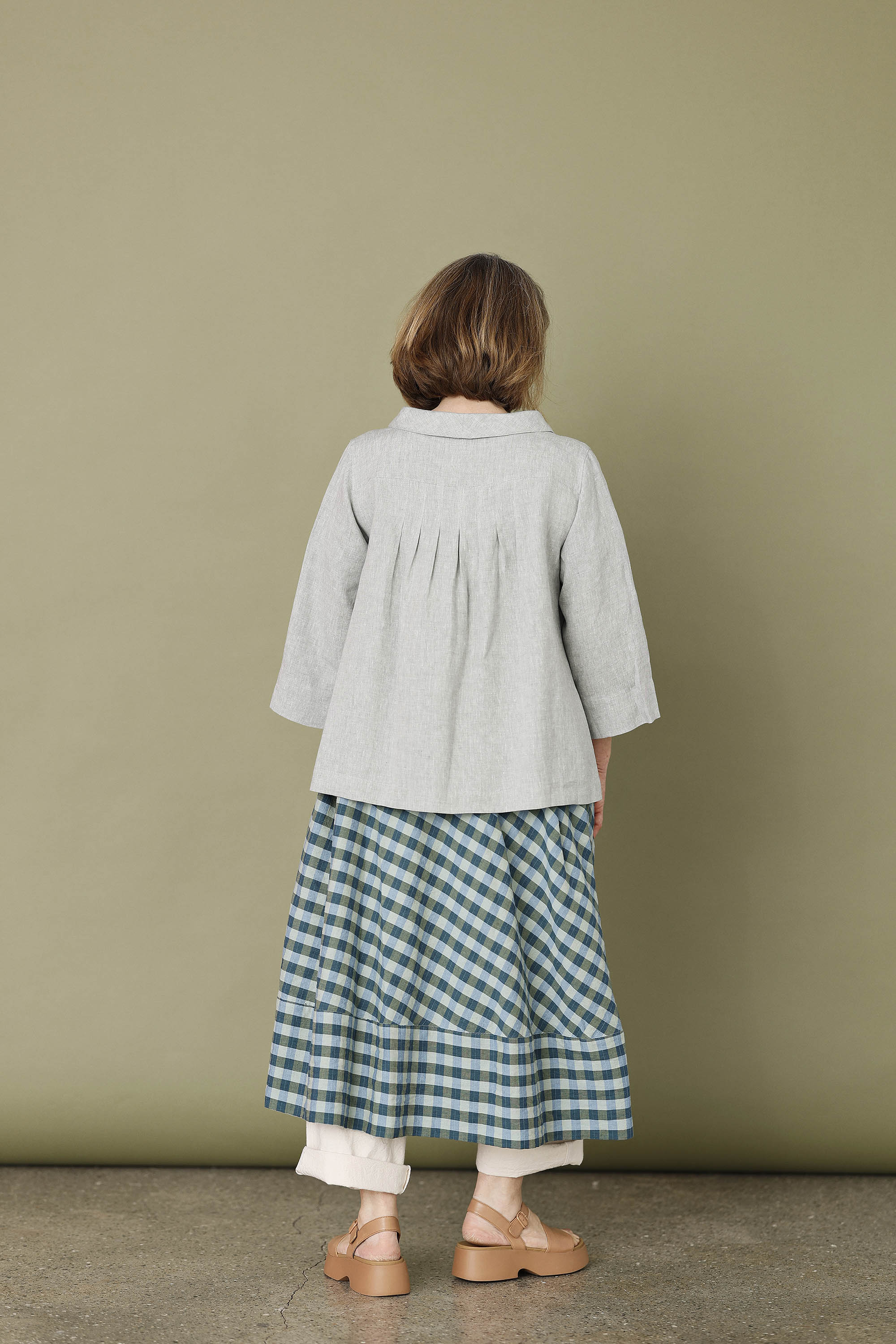 Lyseblå hørbluse med knapper og 3/4 ærme