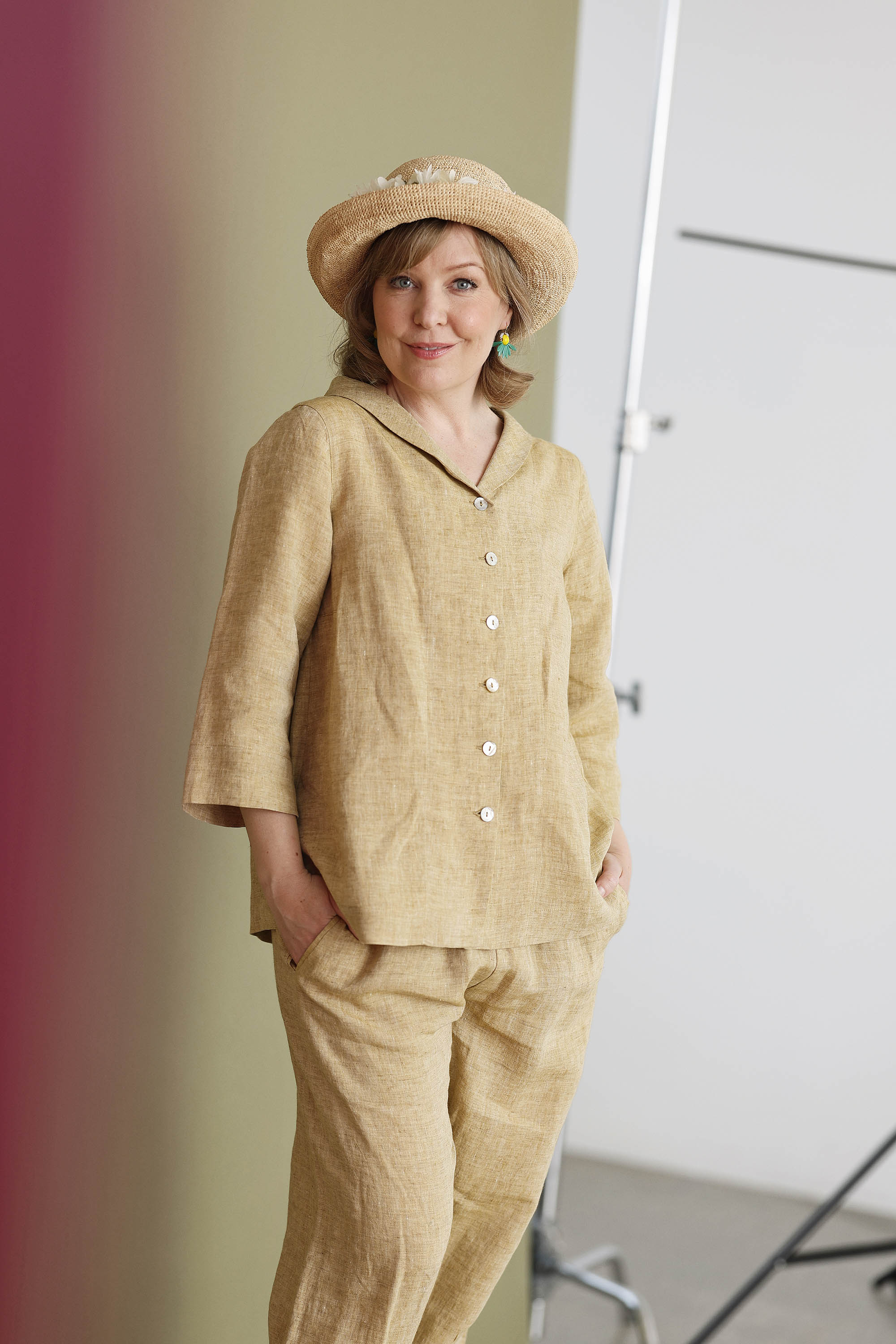 Pastel gul hørbluse med knapper og 3/4 ærme