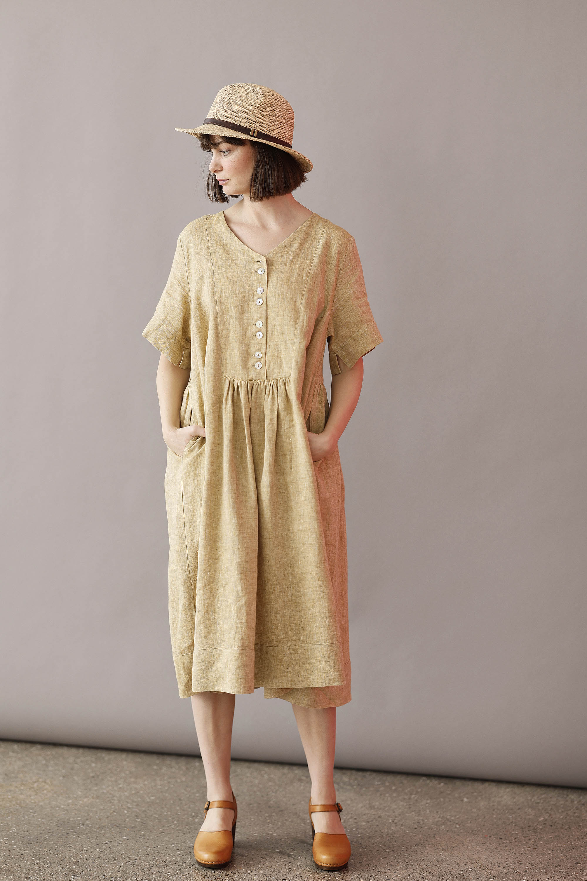 Pastel gul hørkjole med knapper