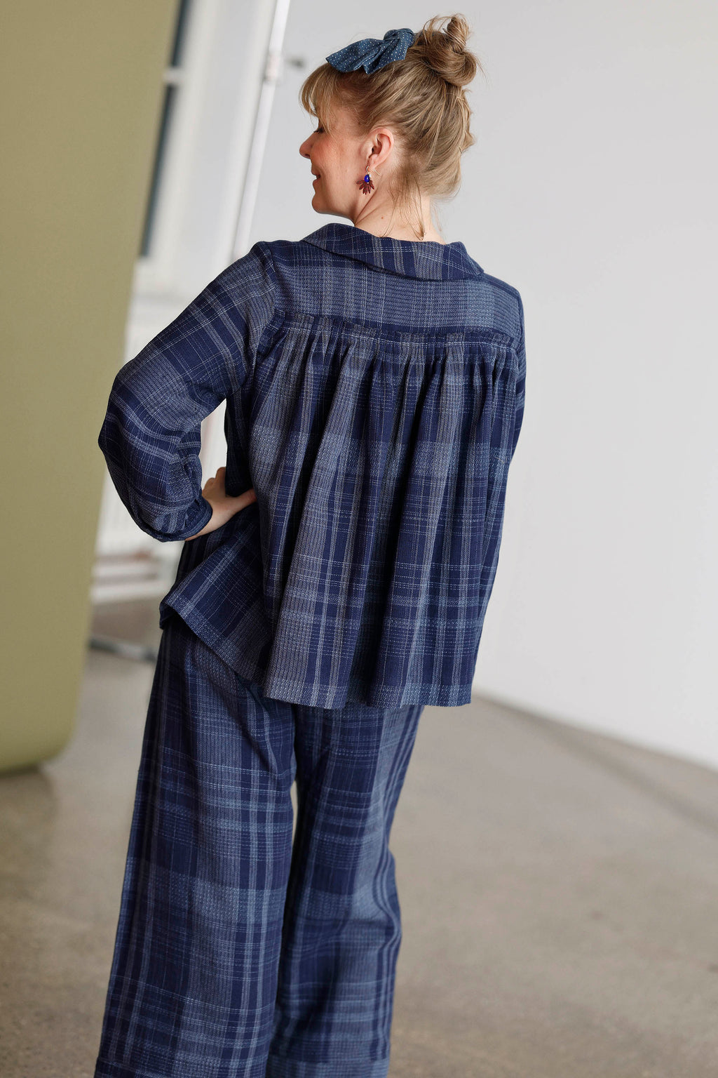 Indigo blå skjortebluse i smukt vævet stof