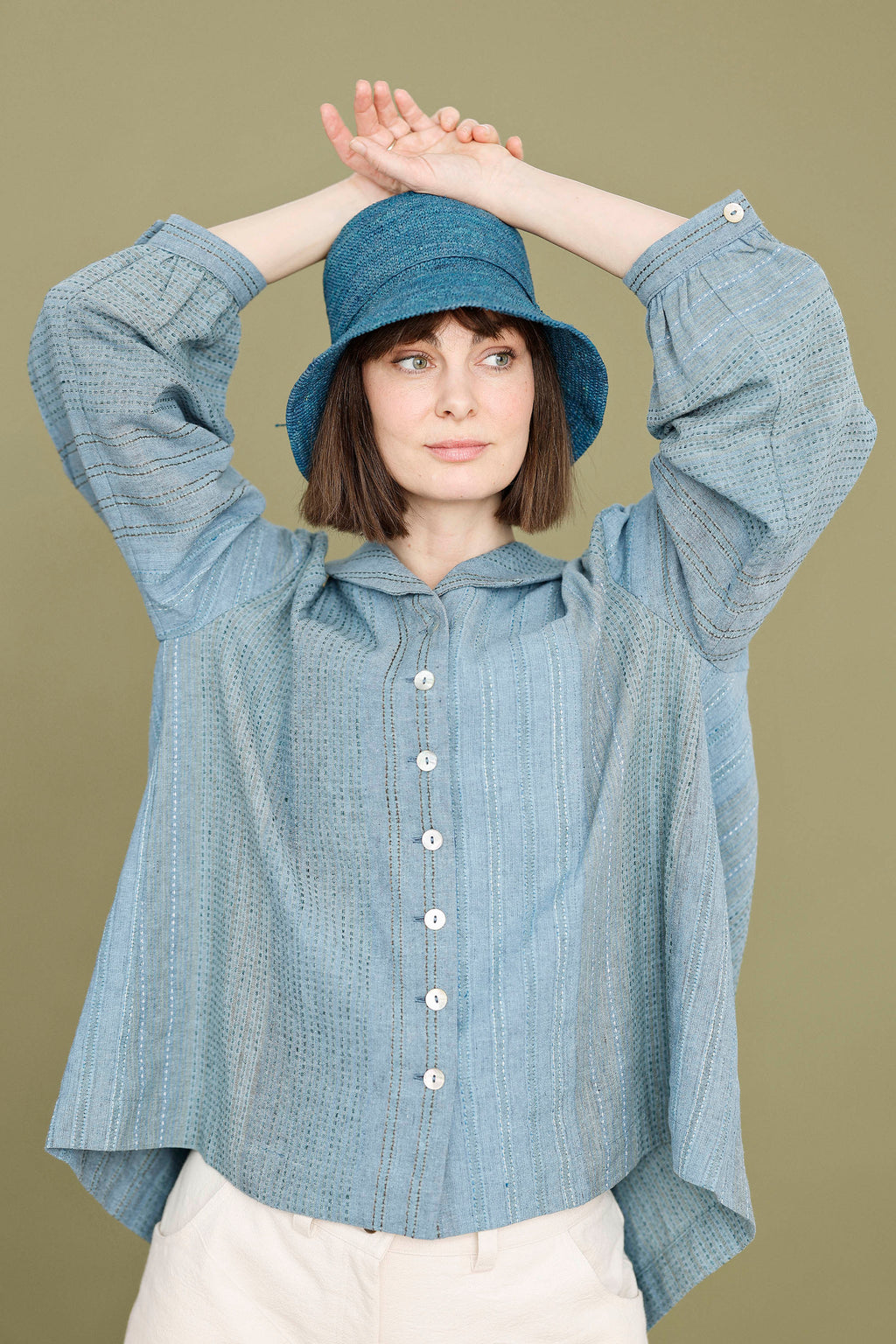 Fin seablue skjortebluse i smukt vævet stof