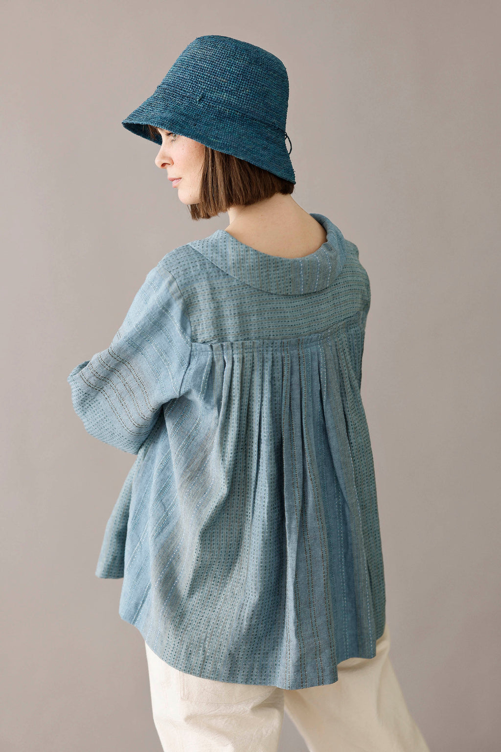 Fin seablue skjortebluse i smukt vævet stof