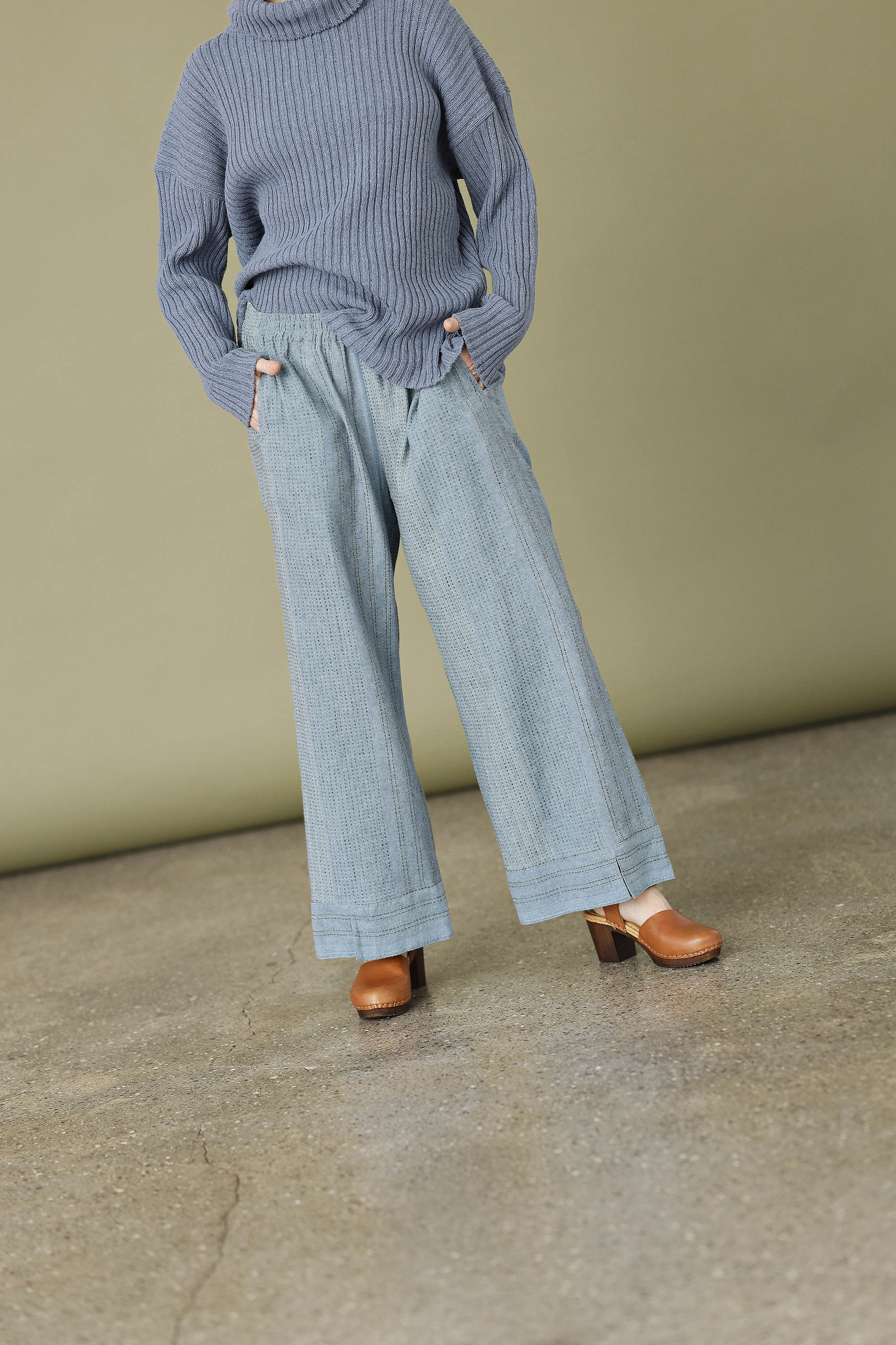 Seablue trousers with elastic waistband in beautifully woven fabric
