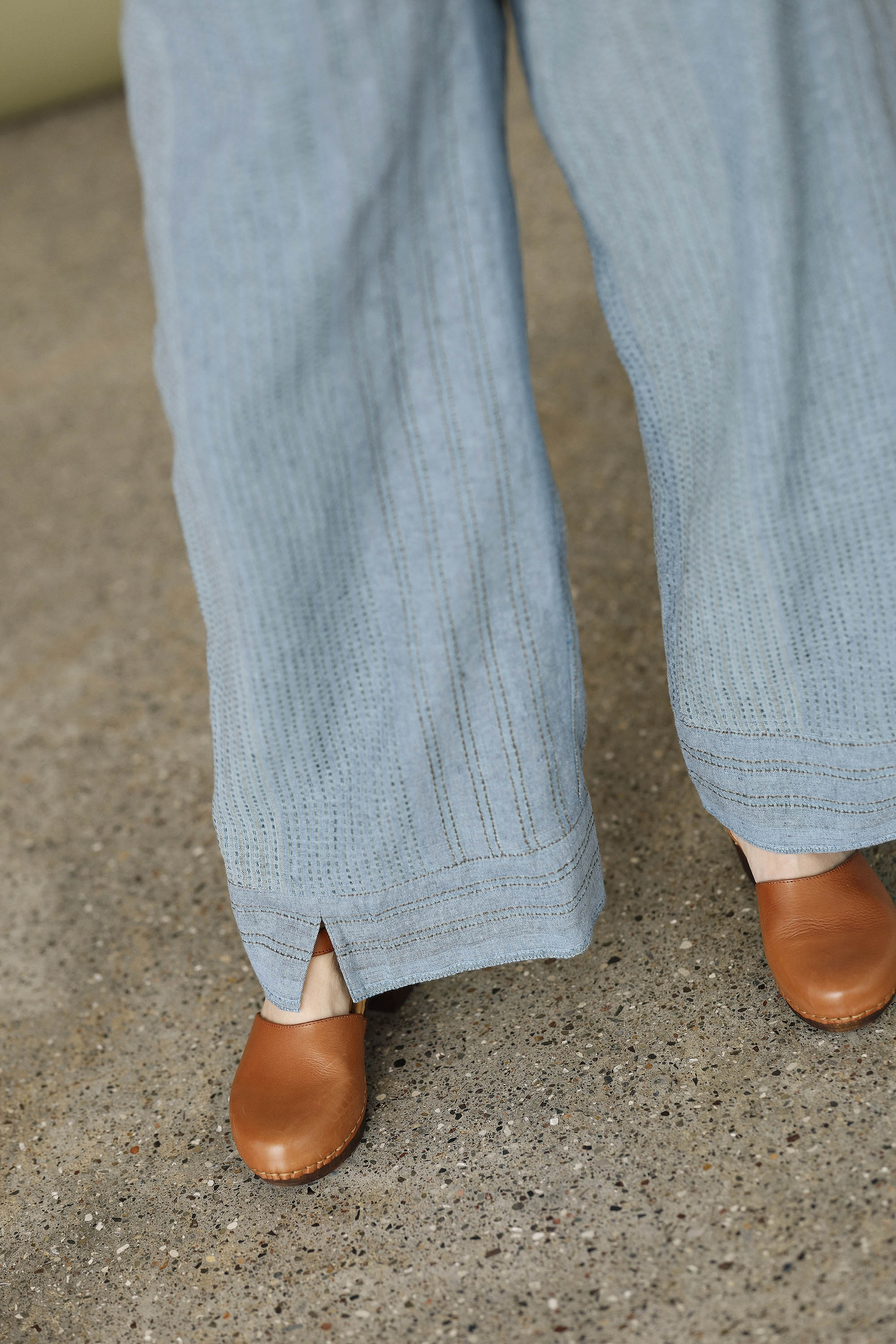 Seablue trousers with elastic waistband in beautifully woven fabric