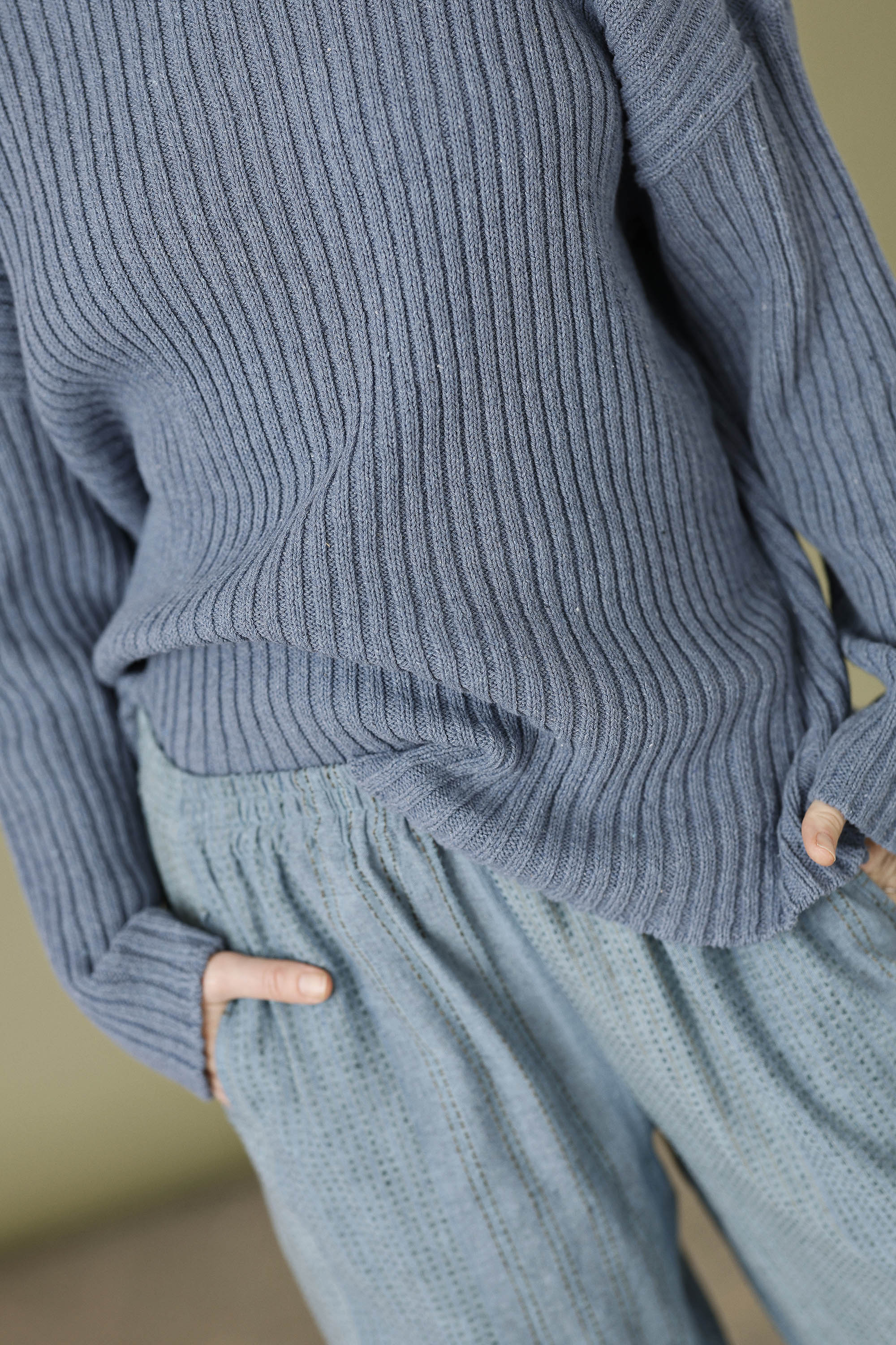 Seablue trousers with elastic waistband in beautifully woven fabric