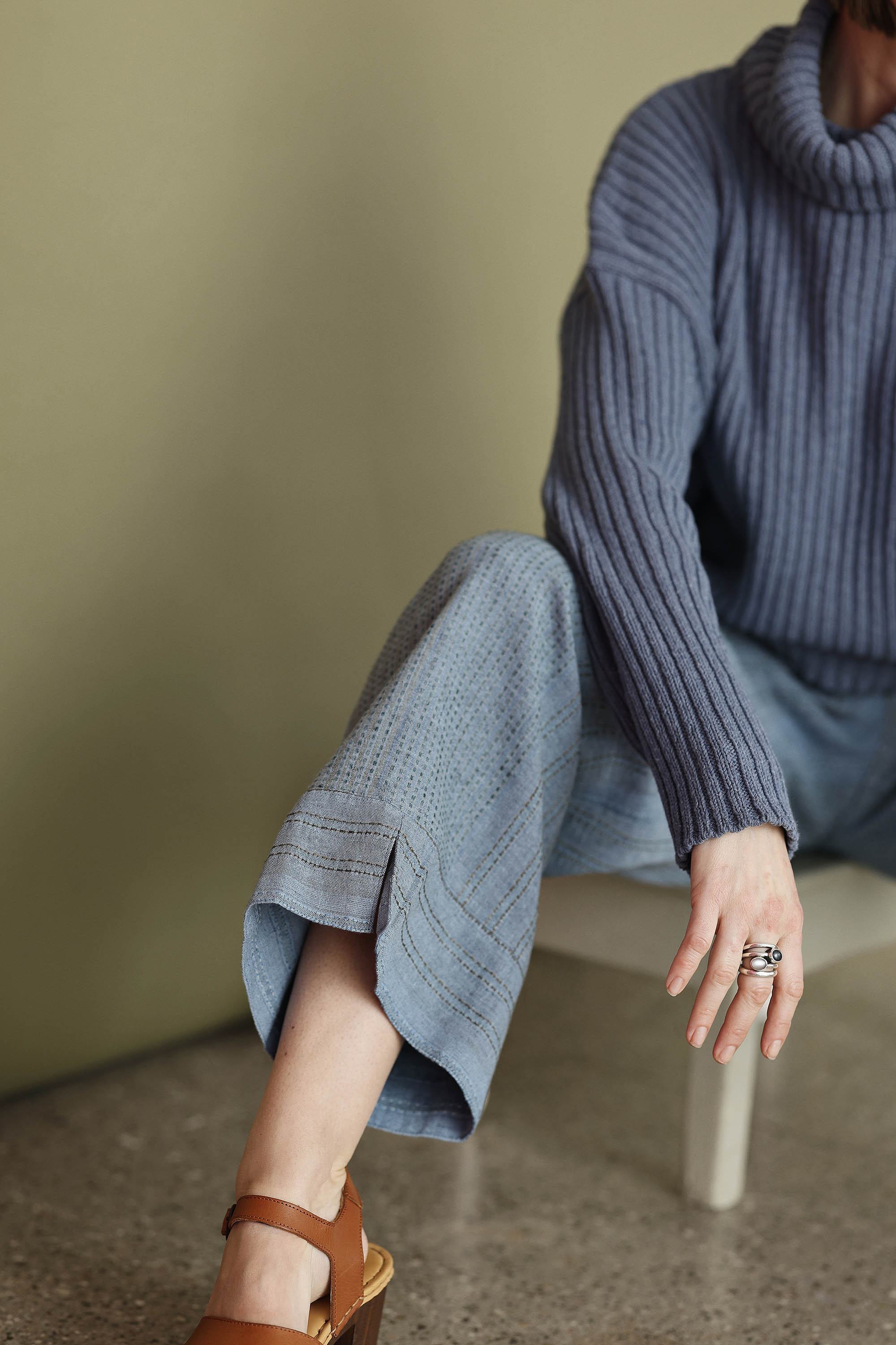Seablue trousers with elastic waistband in beautifully woven fabric