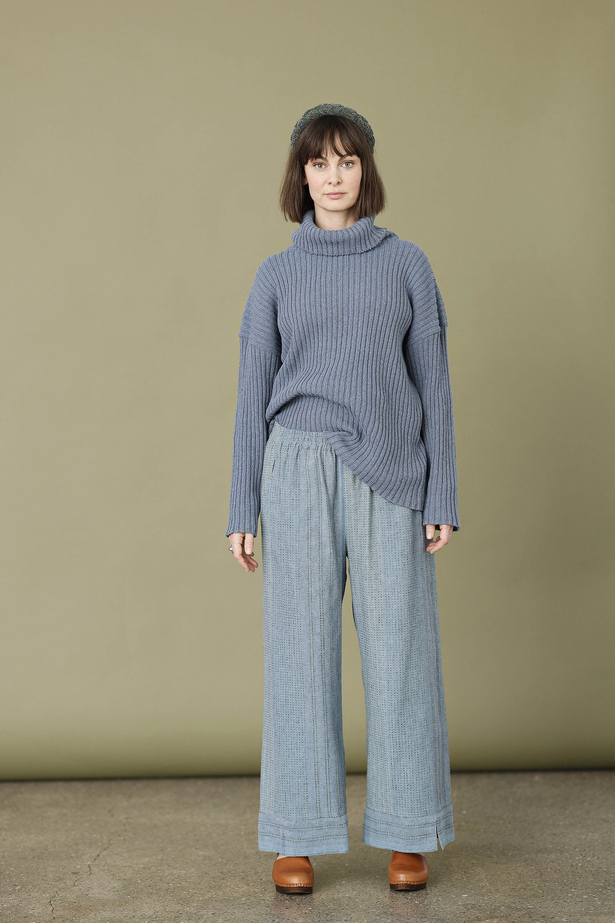 Seablue trousers with elastic waistband in beautifully woven fabric