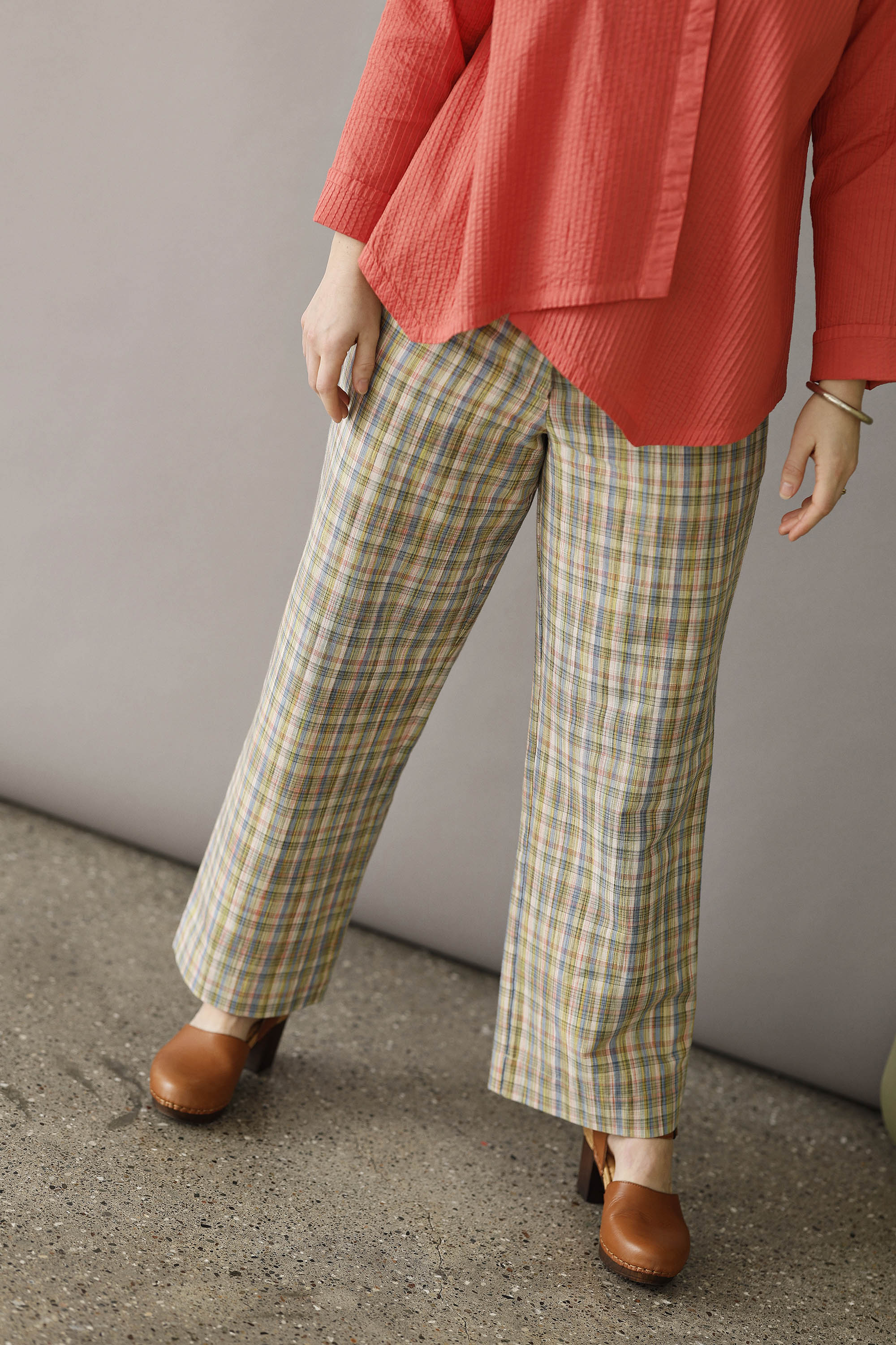 Multi-colored pants in special fabric