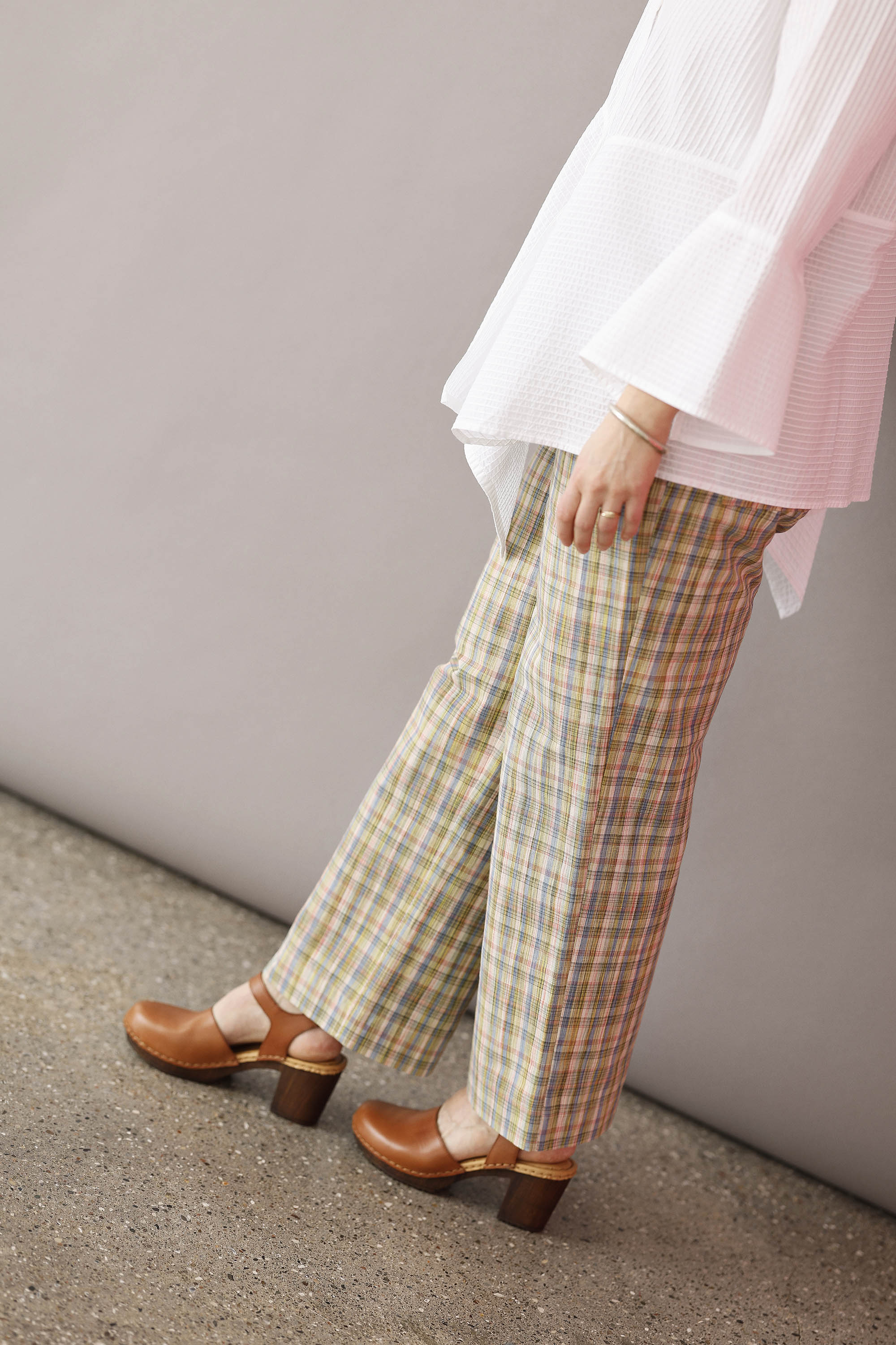 Multi-colored pants in special fabric