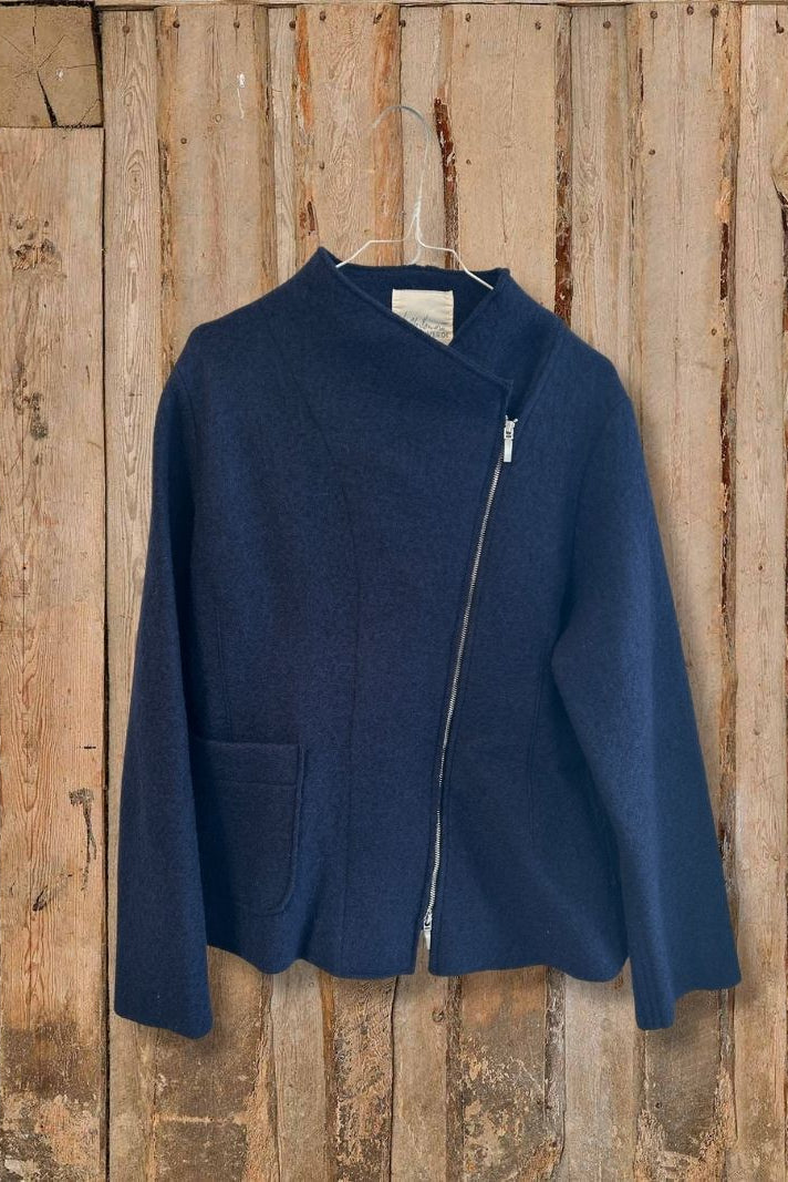 Dark blue sweater in boiled wool