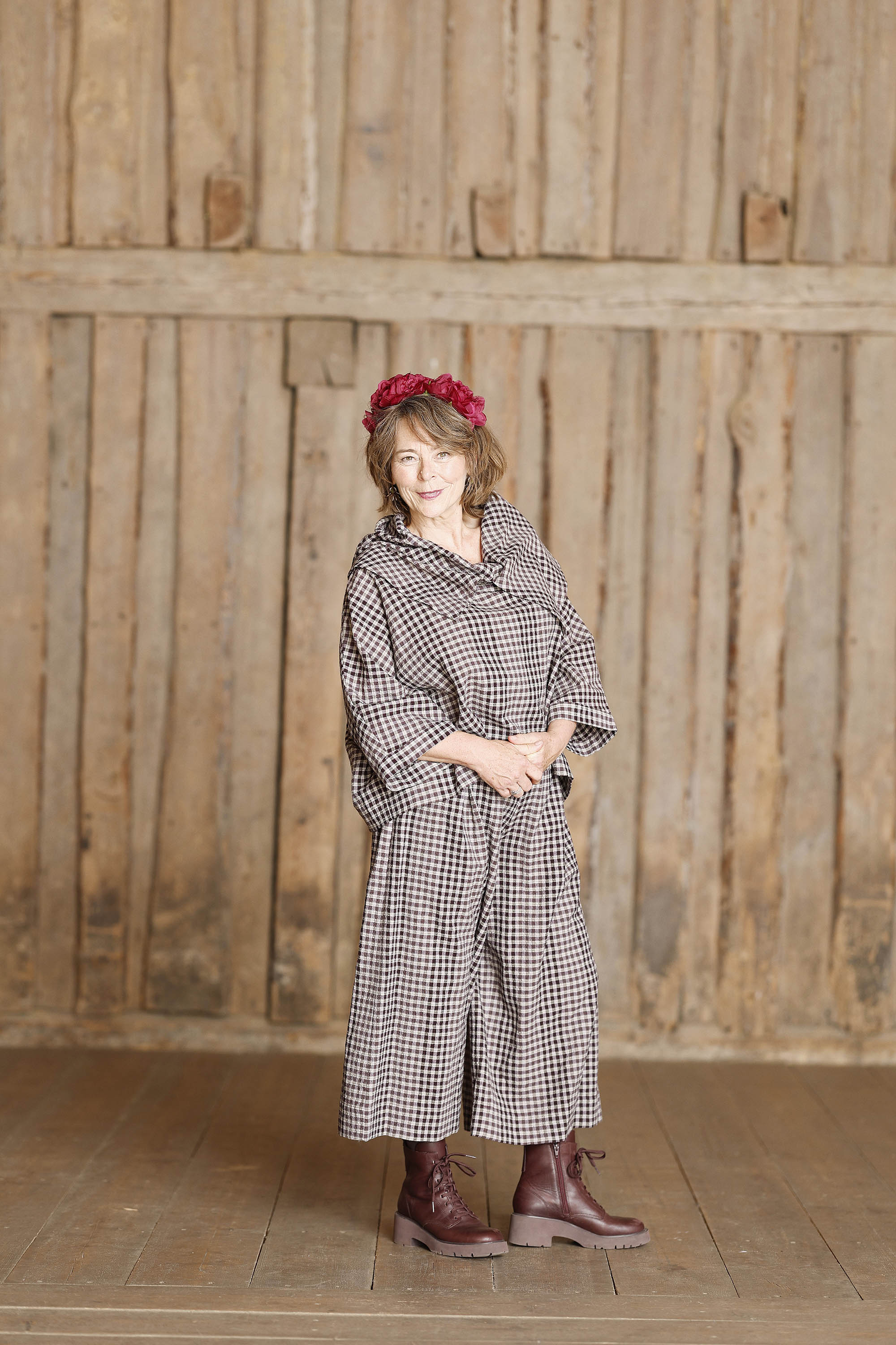 Checked blouse with a beautiful collar in purple shades
