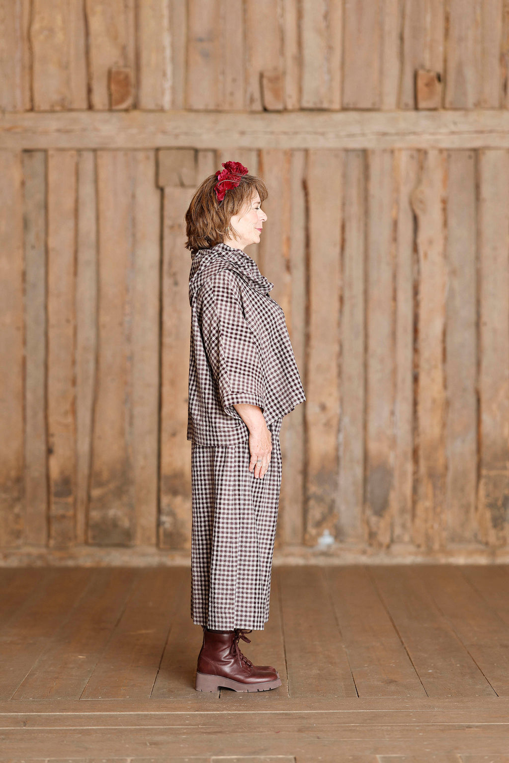 Checked blouse with a beautiful collar in purple shades