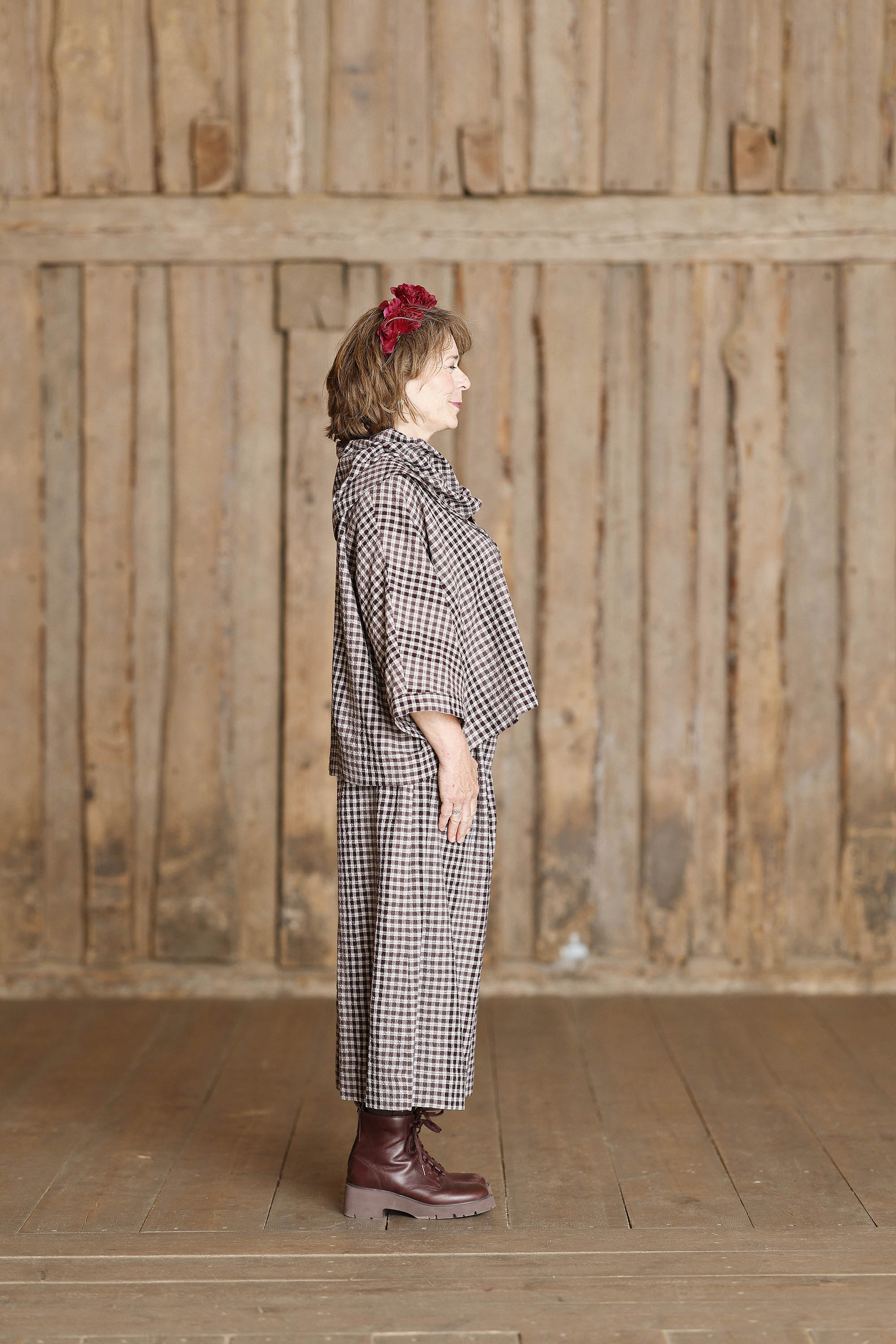Checked blouse with a beautiful collar in purple shades
